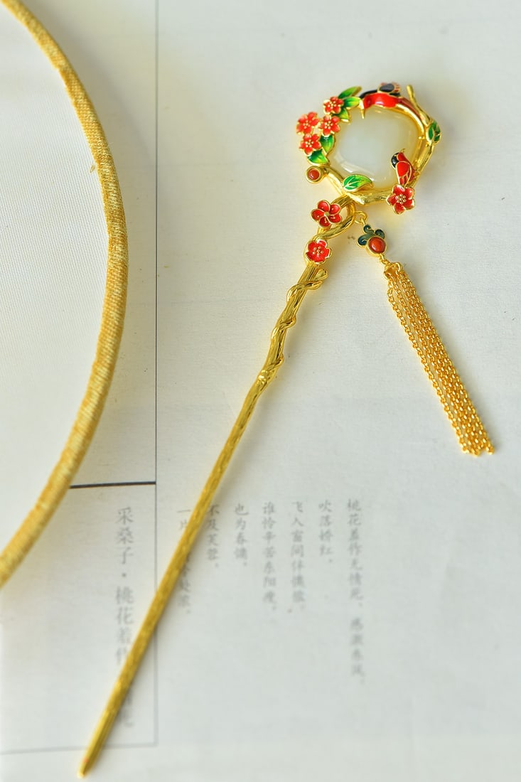 An Exquisite Sterling Silver-Gold Plated Inlaid White Jade Hairpin: An Exquisite Sterling Silver-Gold Plated Inlaid White Jade Hairpin,Size:18mmx18mm 纯银镀金镶白玉发簪