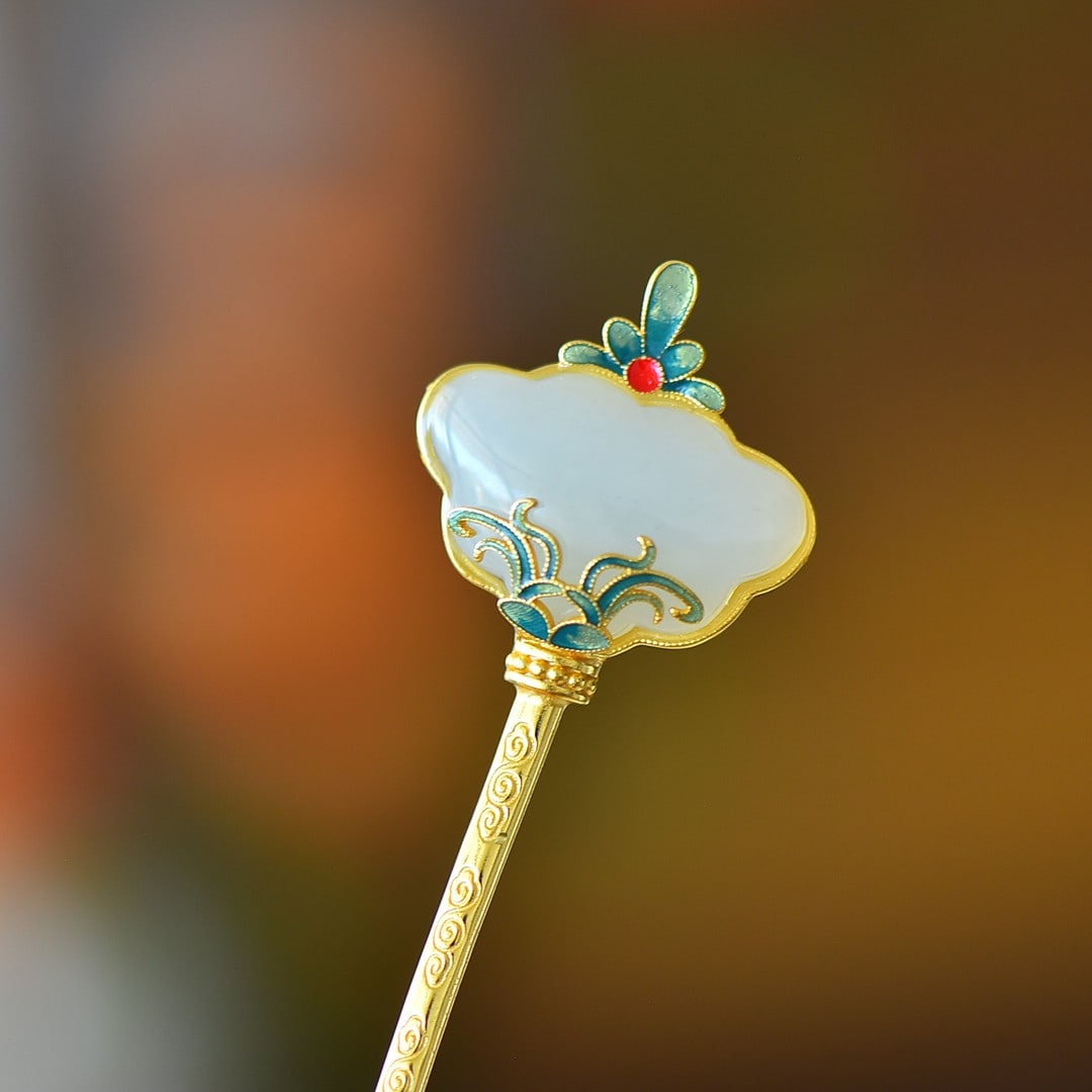 An Exquisite Sterling Silver-Gold Plated Inlaid White Jade Enamel Hairpin: An Exquisite Sterling Silver-Gold Plated Inlaid White Jade Enamel Hairpin,Size:17mmx26mm 纯银镀金镶白玉珐琅发簪