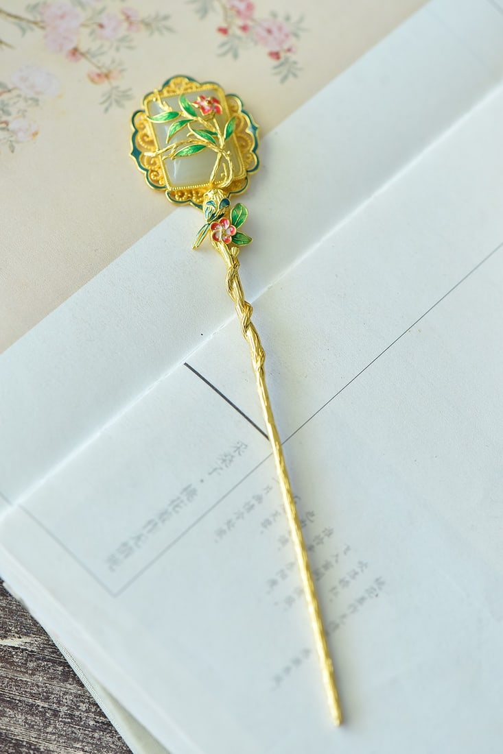An Exquisite Sterling Silver-Gold Plated Inlaid White Jade Hairpin: An Exquisite Sterling Silver-Gold Plated Inlaid White Jade Hairpin,Size:18mmx25mm 纯银镀金镶白玉发簪