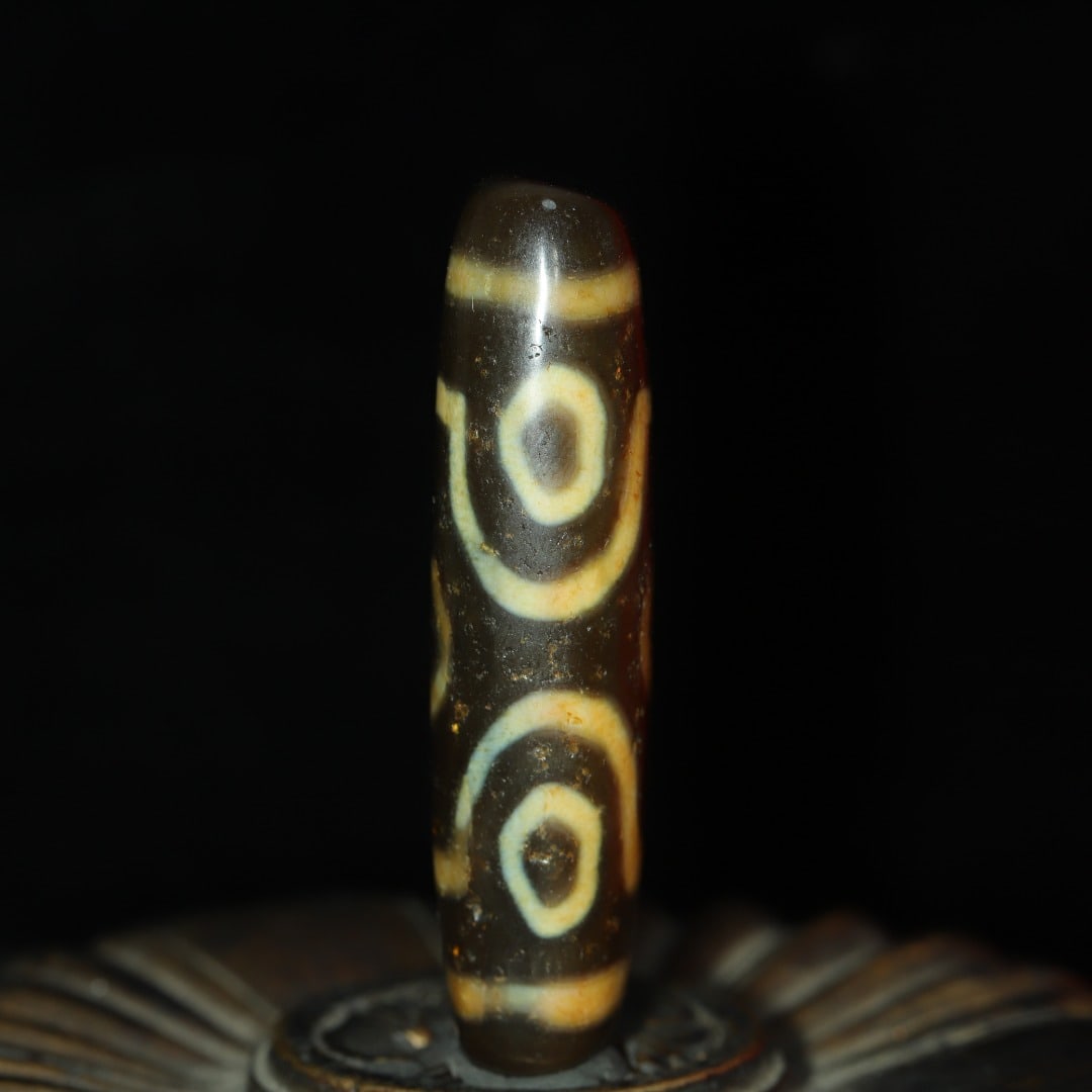 An Exquisite Six Eyes Dzi Bead Pendant: An Exquisite Six Eyes Dzi Bead Pendant，Size：56mmx13mm，Weight：18g 六眼天珠挂件