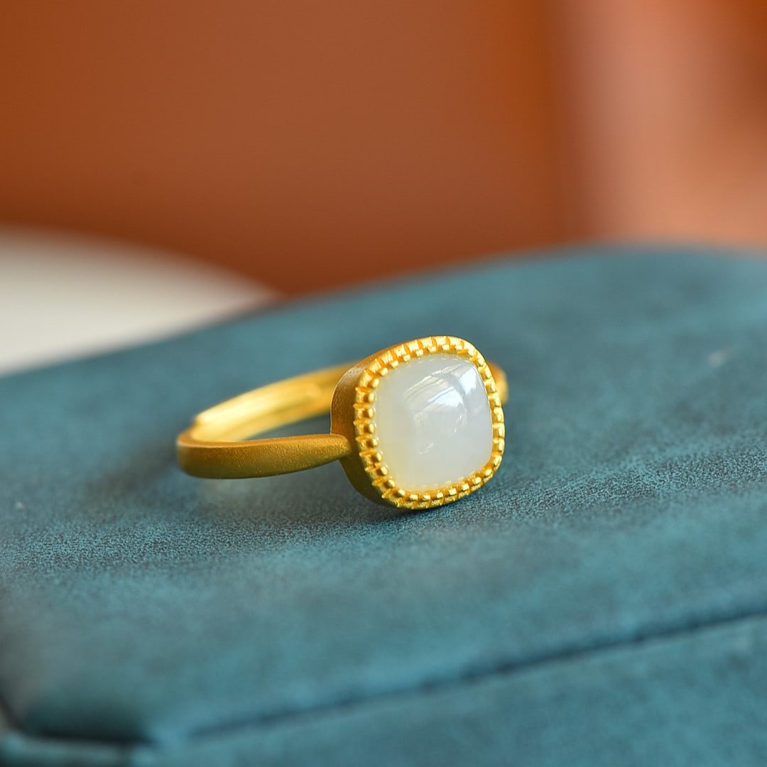 An Exquisite Sterling Silver-Gold Plated Inlaid White Jade Ring: An Exquisite Sterling Silver-Gold Plated Inlaid White Jade Ring,Size:8mmx8mm 纯银镀金镶白玉戒指