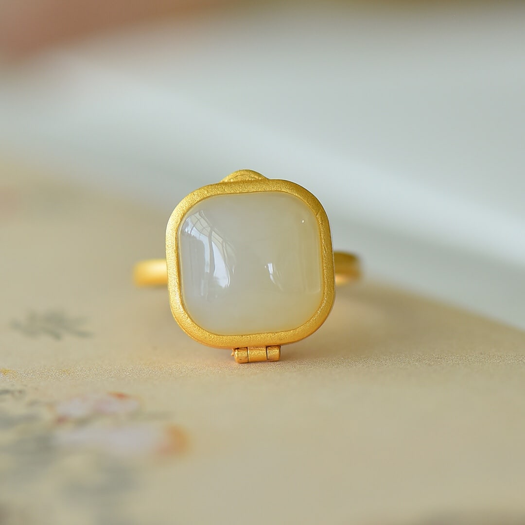 An Exquisite Sterling Silver-Gold Plated Inlaid White Jade Ring: An Exquisite Sterling Silver-Gold Plated Inlaid White Jade Ring,Size:12mmx12mm 纯银镀金镶白玉戒指