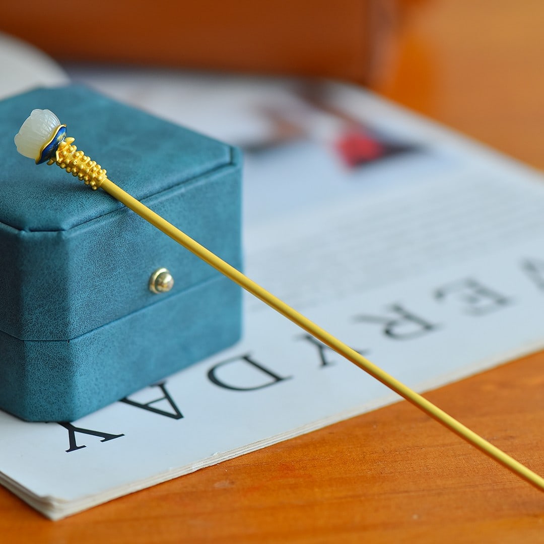 An Exquisite Sterling Silver-Gold Plated Inlaid White Jade Enamel Hairpin: An Exquisite Sterling Silver-Gold Plated Inlaid White Jade Enamel Hairpin,Size:12mmx12mm 纯银镀金镶白玉珐琅发簪