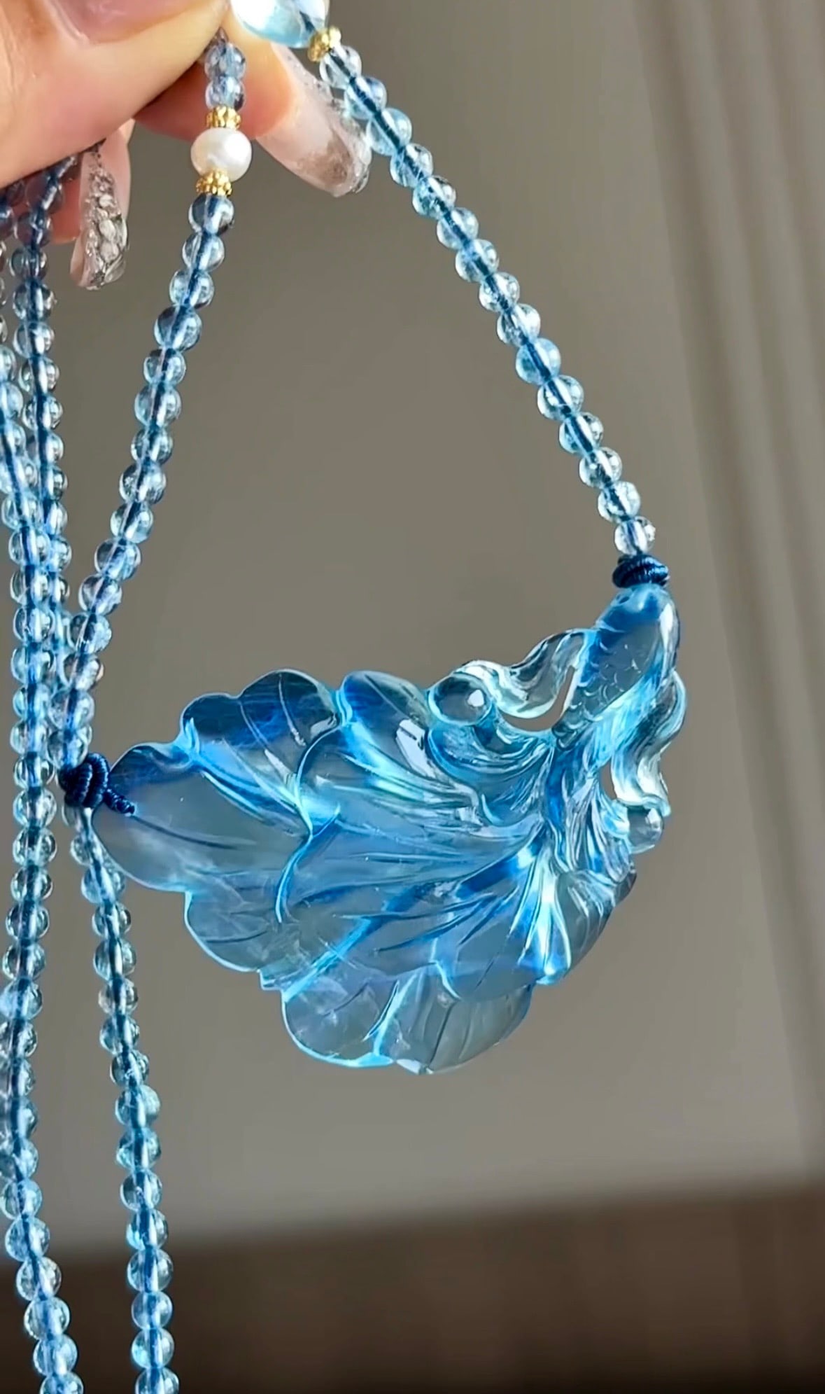An Exquisite Aquamarine Goldfish Pendant: An Exquisite Aquamarine Goldfish Pendant,Size:54mmx39mmx10mm,Total Weight:28.5g 海蓝宝金鱼吊坠