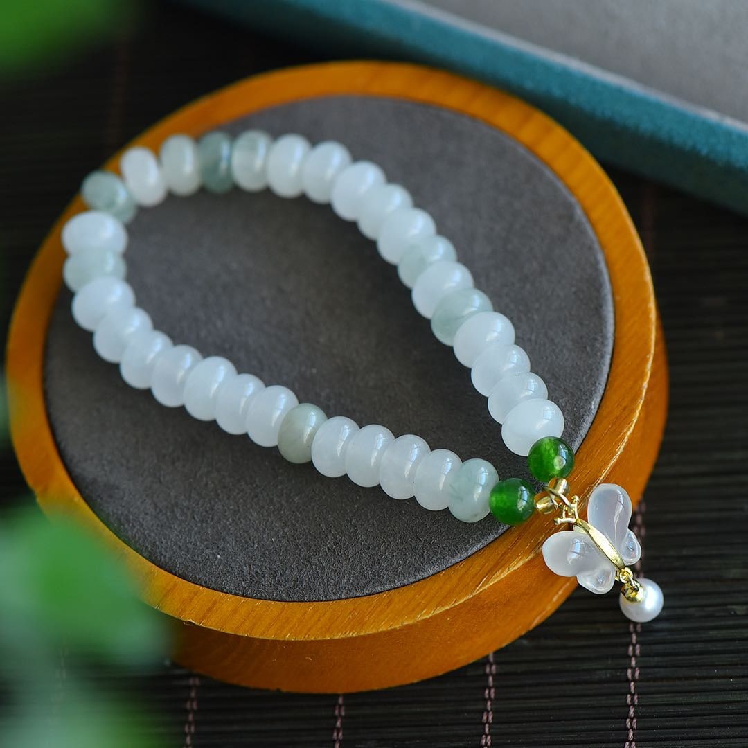 An Exquisite White Jade Bracelets: An Exquisite White Jade Bracelets,Size:5mmx8mm 寓意:吉祥 富贵 白玉手串