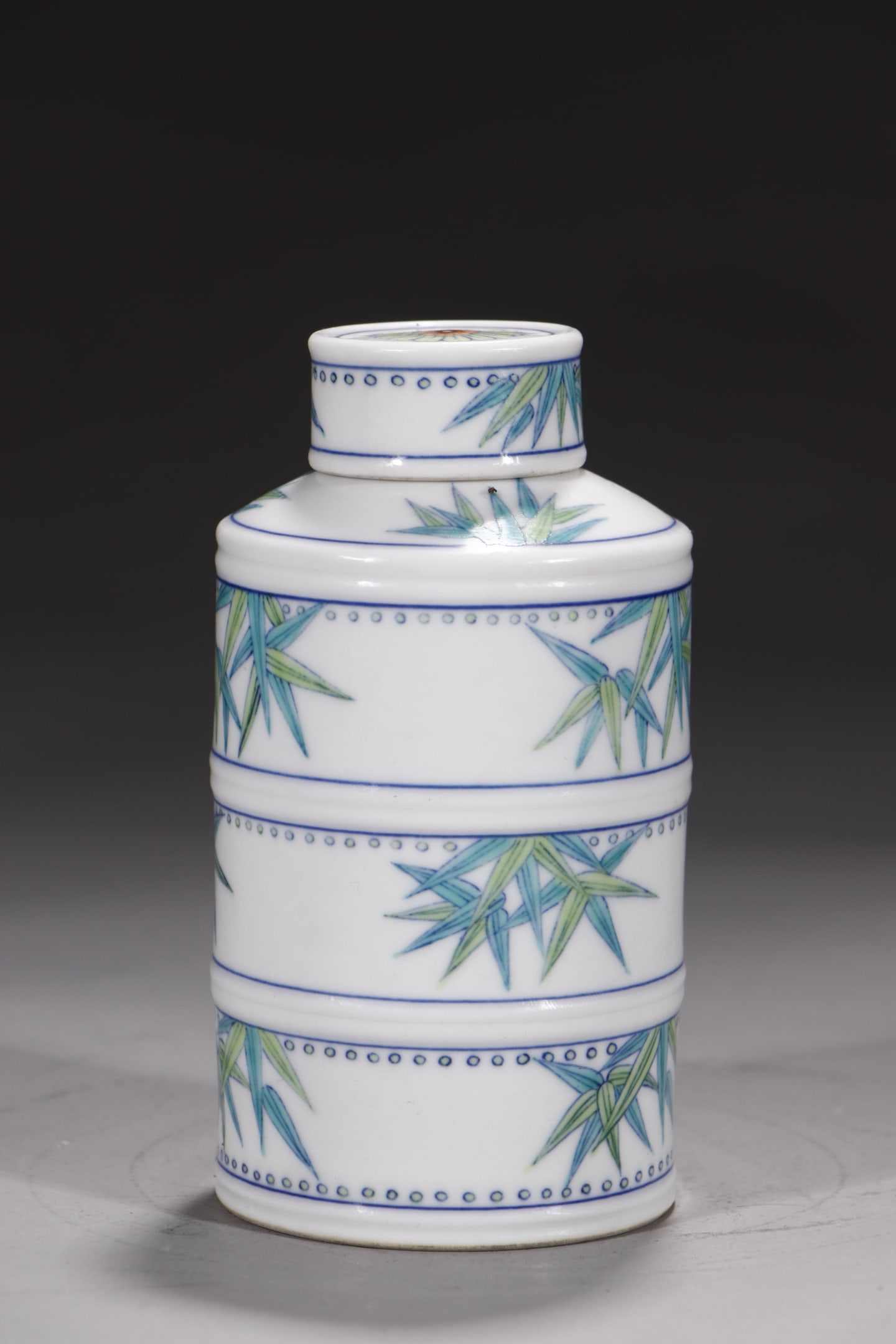 An Exquisite Doucai Bamboo Pattern Tea Caddy - 6
