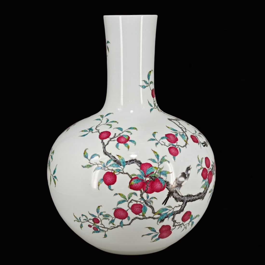 An Exquisite Enamel Litchi Pattern Vase - 4