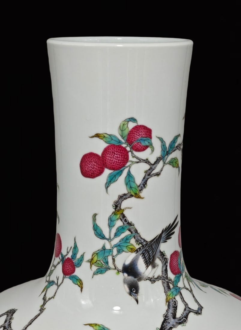 An Exquisite Enamel Litchi Pattern Vase - 5