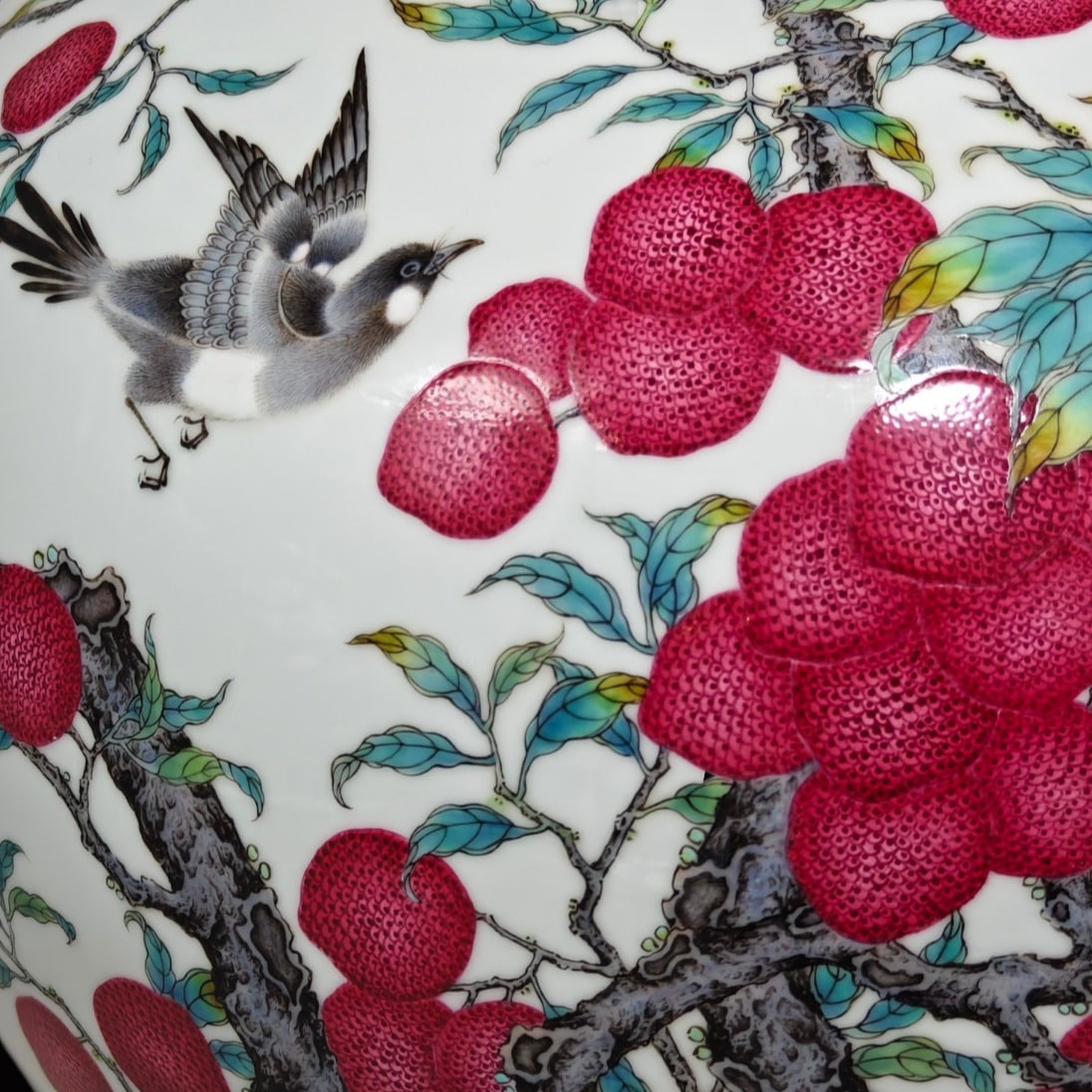 An Exquisite Enamel Litchi Pattern Vase - 6