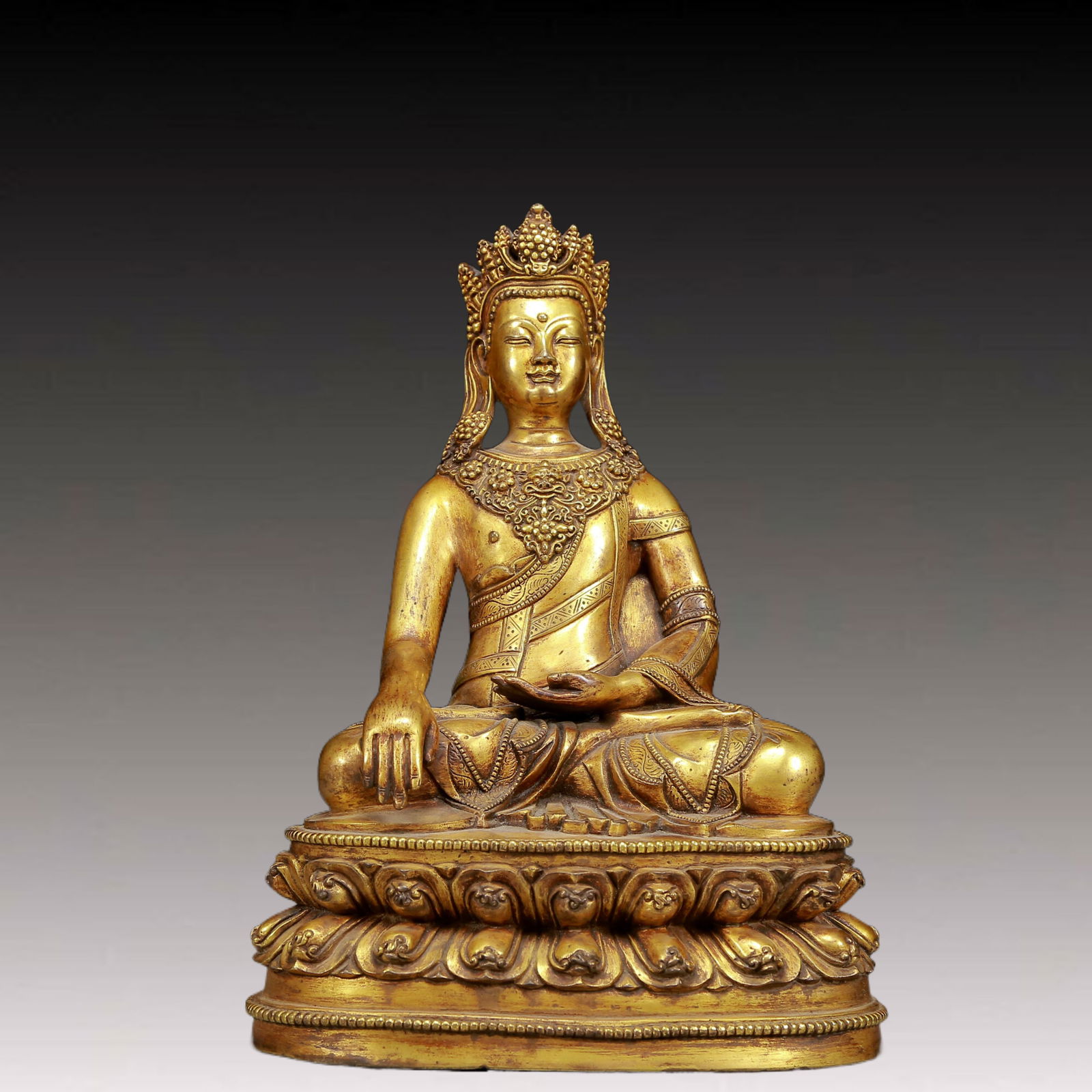 A Solemn Gilt Bronze Statue of Avalokitesvara: A Solemn Gilt Bronze Statue of Avalokitesvara,Ming Dynasty, China,Size:7.9inx5.5inx11.8in,Weight:5000g 铜鎏金观音像，明代