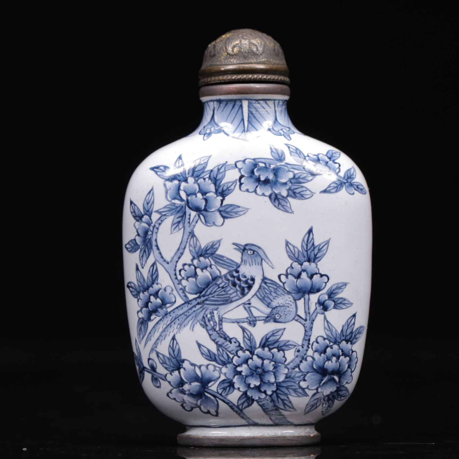 An Exquisite Painted Enamel Flower and Bird Pattern Snuff Bottle: An Exquisite Painted Enamel Flower and Bird Pattern Snuff Bottle,Qing Dynasty, China,Qianlong Four-character Mark,Size:1.8inx0.8inx2.8in,Weight:65g 画珐琅花鸟纹(