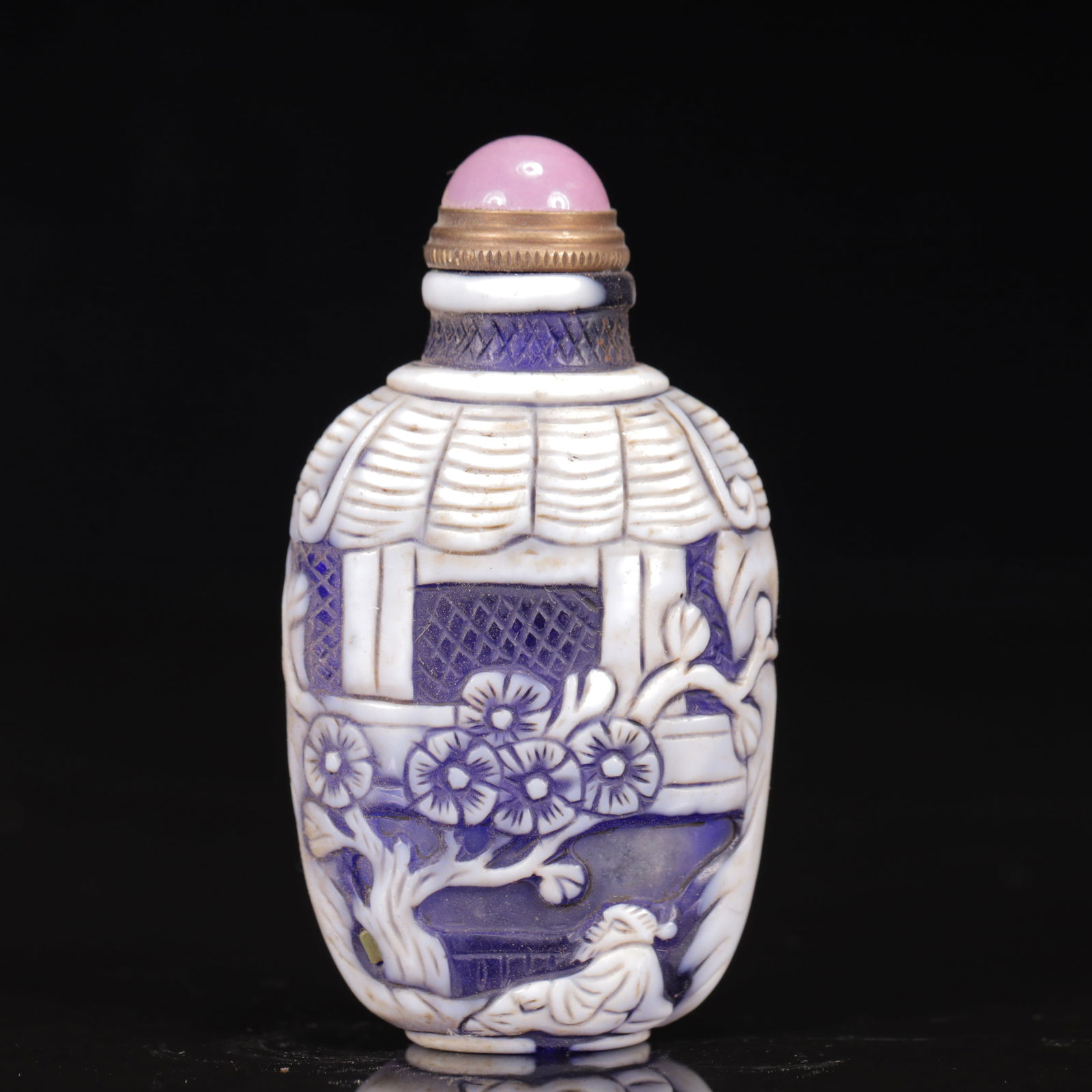 An Exquisite Glass Figure Pattern Snuff Bottle: An Exquisite Glass Figure Pattern Snuff Bottle,Qing Dynasty, China,Daoguang Four-character Mark,Size:1.6inx0.8inx3.1in, Weight:62g 琉璃人物纹鼻烟壶,