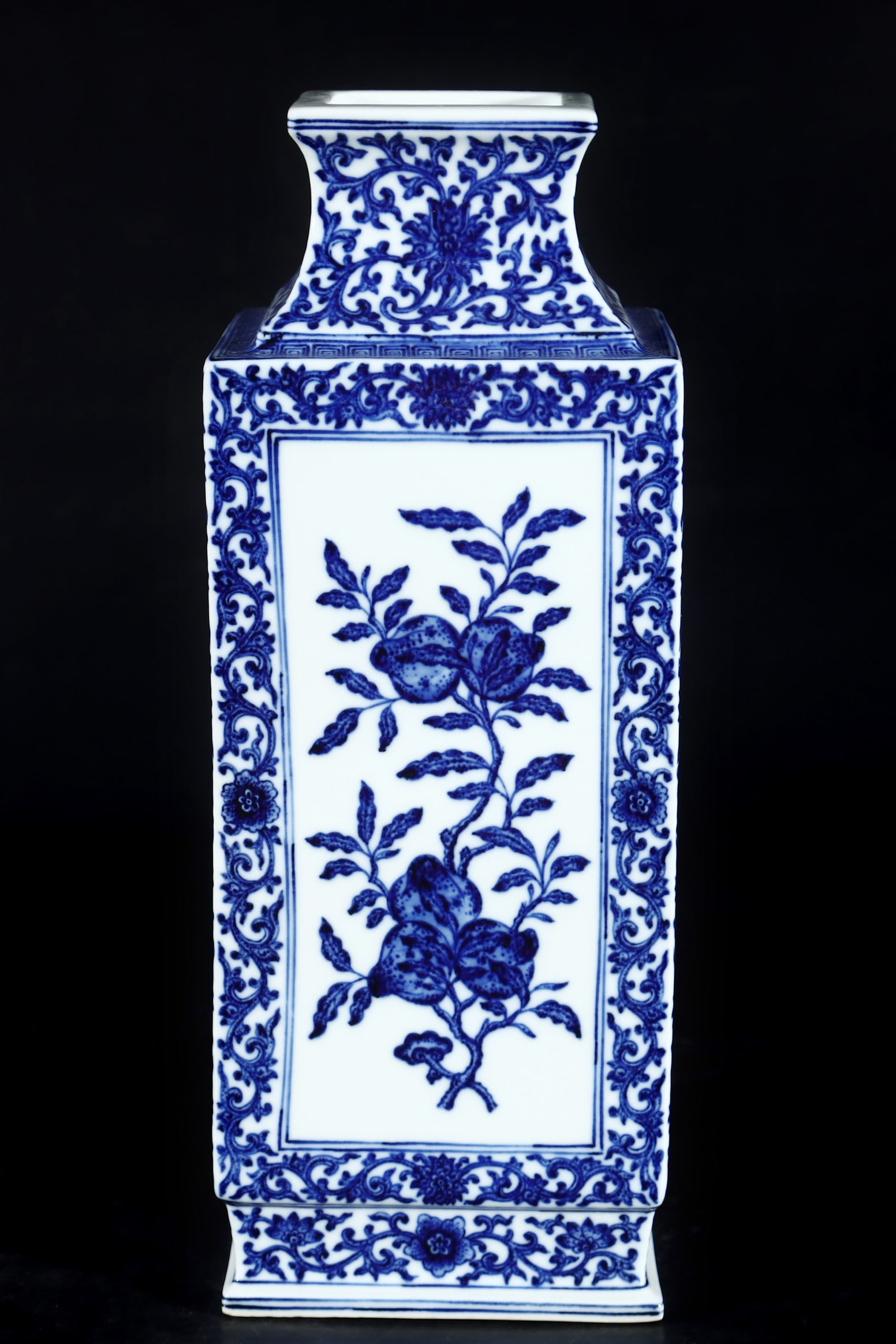 An Exquisite Blue and White Flower and Fruit Pattern Vase: An Exquisite Blue and White Flower and Fruit Pattern Vase,Qing Dynasty,China,Qianlong Six-character Mark,Size:15inx5.7in 青花花果纹瓶,中国清ߣ