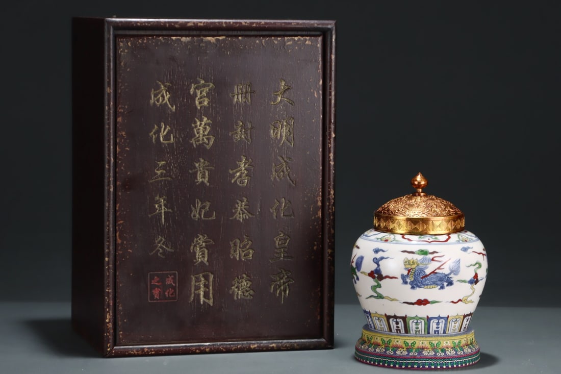 An Exquisite Doucai Auspicious Cloud and Kylin Pattern Jar with Cover: An Exquisite Doucai Auspicious Cloud and Kylin Pattern Jar with Cover,Ming Dynasty,China,Size:6.7inx5.7in 斗彩祥云麒麟纹盖罐,中国ą