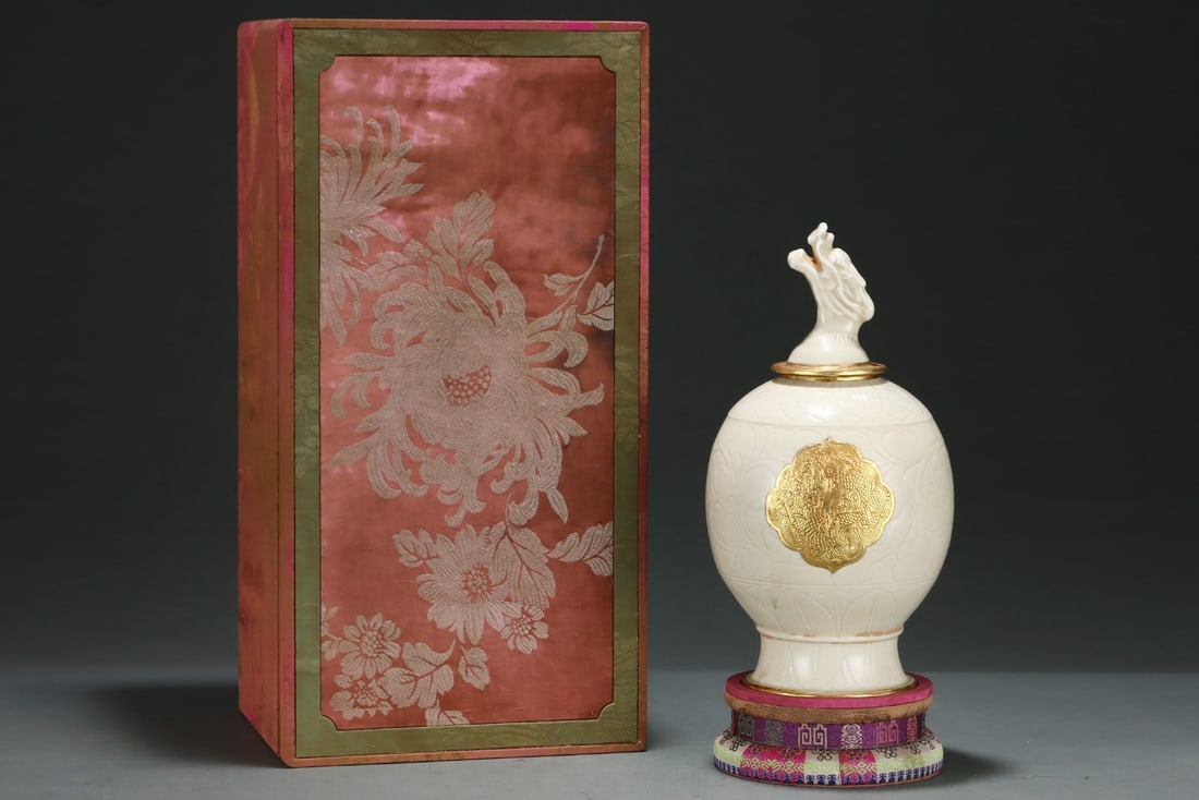 An Exquisite Ding yao White Glazed Inlaid Gold Lotus and Dragon Pattern Bottle: An Exquisite Ding yao White Glazed Inlaid Gold Lotus and Dragon Pattern Bottle,Size:11.6inx6.1in,Song Dynasty,China 定窑白釉镶金缠枝莲龙 