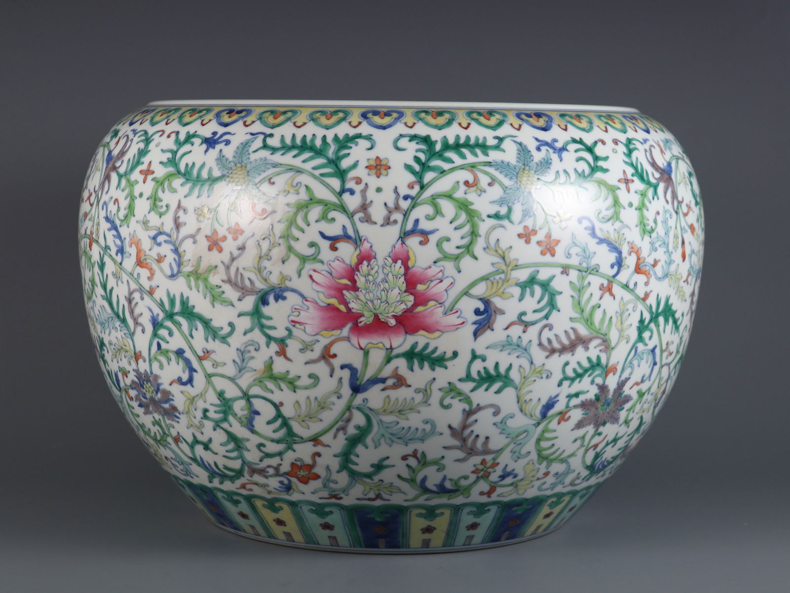 An Exquisite Doucai Lotus Pattern Vat: An Exquisite Doucai Lotus Pattern Vat,Qing Dynasty,China,Qianlong Six-character Mark,Size:10.2inx15.4in 斗彩缠枝莲纹缸,中国清代,ߙ