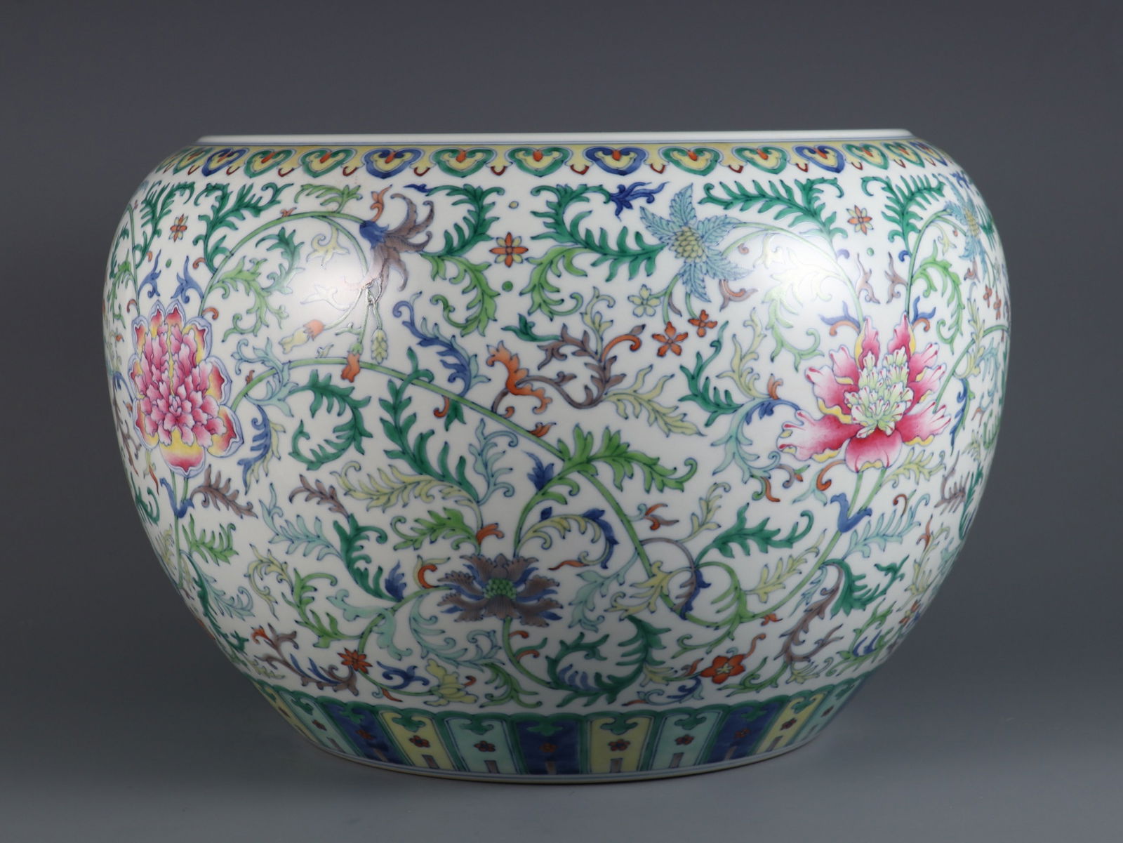 An Exquisite Doucai Lotus Pattern Vat - 2