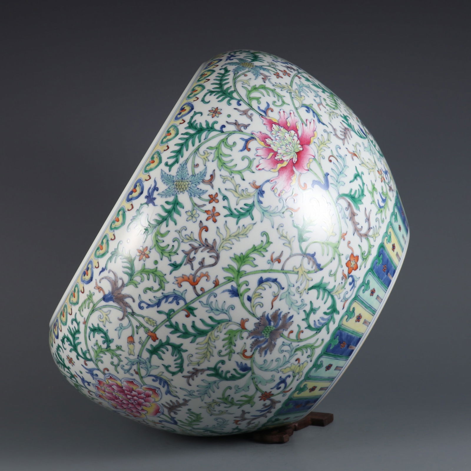 An Exquisite Doucai Lotus Pattern Vat - 6