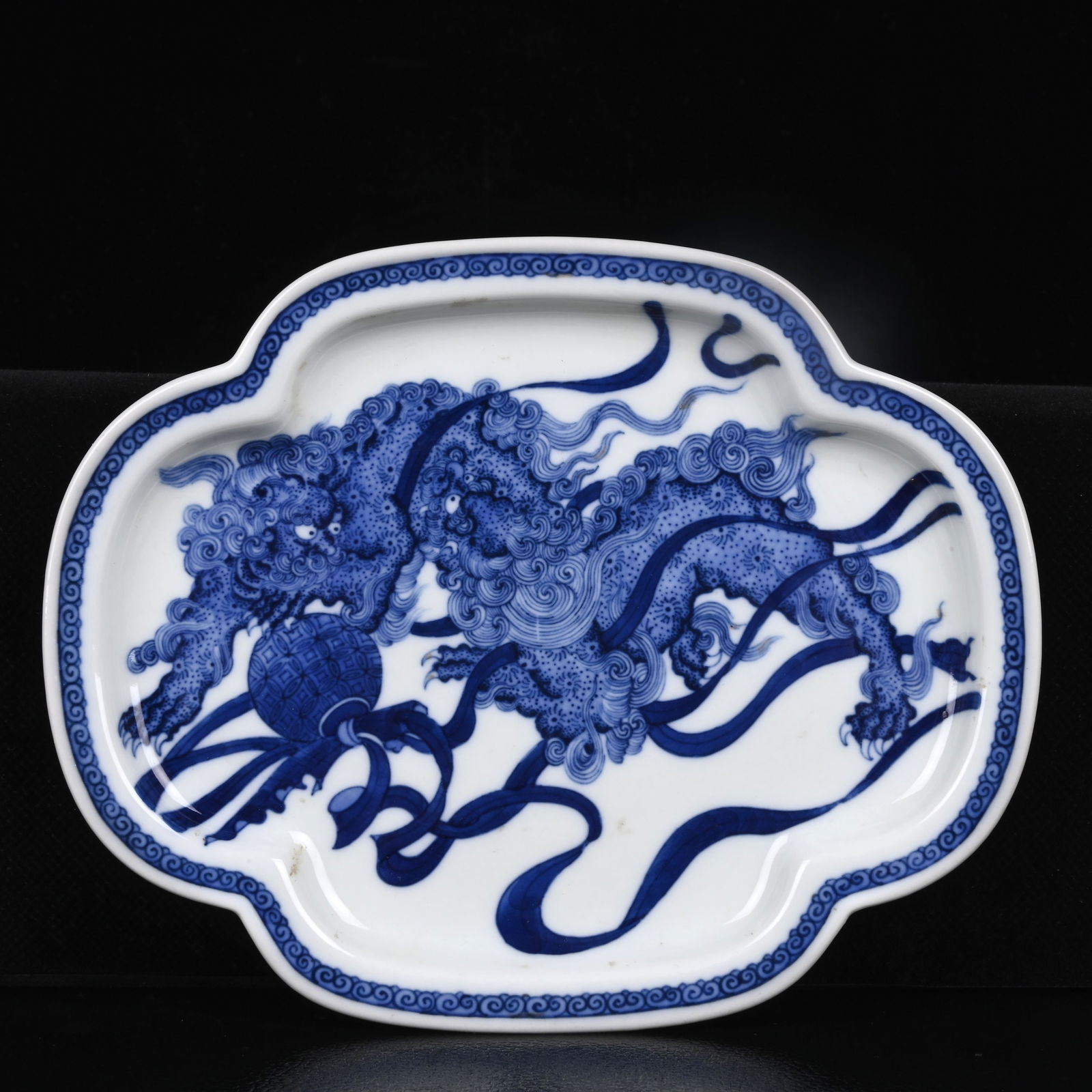 An Exquisite Blue and White Lion Pattern Plate: An Exquisite Blue and White Lion Pattern Plate,Qing Dynasty,China,Yongzheng Six-character Mark,Size:0.8inx6.7in 青花狮子纹盘,中国清代,༔
