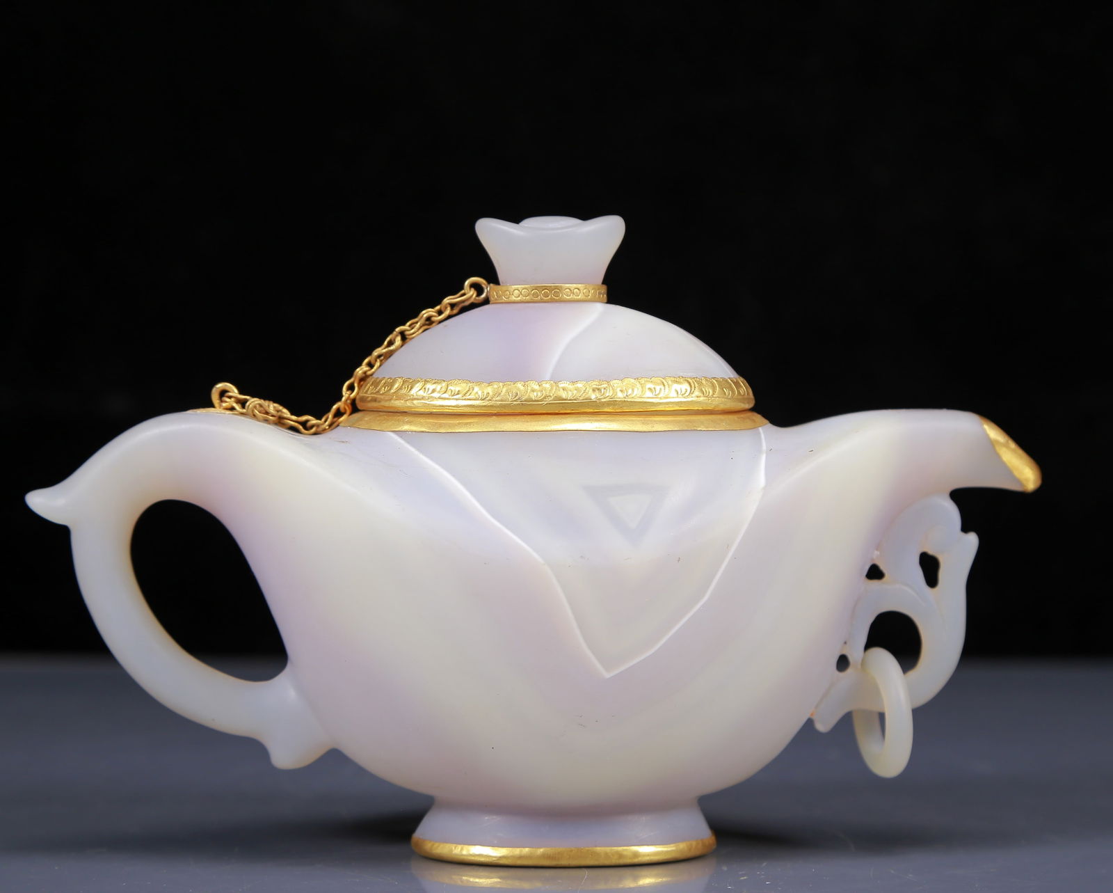 An Exquisite Agate Cover with Gold Teapot (1 of 10)