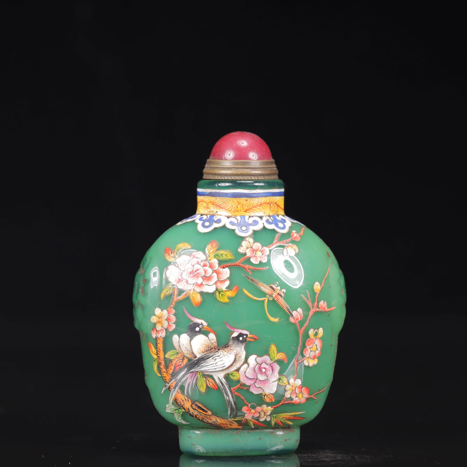 An Exquisite Glass Flower and Bird Pattern Snuff Bottle: An Exquisite Glass Flower and Bird Pattern Snuff Bottle,Qing Dynasty, China, Yongzheng Four-character Mark,Size:2inx1.2inx3.1in, Weight:69g 琉璃花鸟纹鼻烟