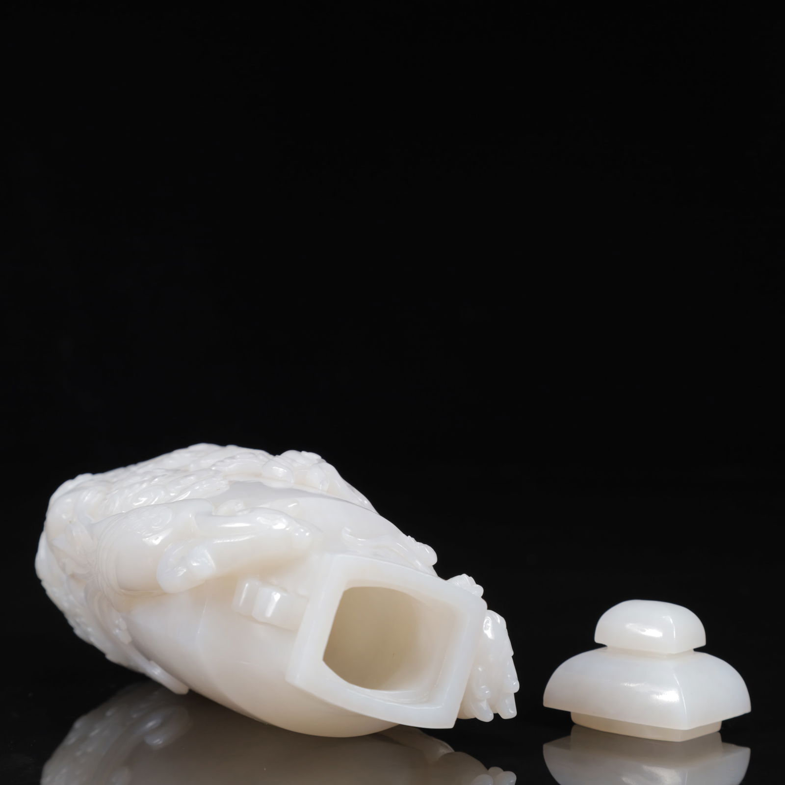 An Exquisite White Jade Dragon Pattern Vase - 11