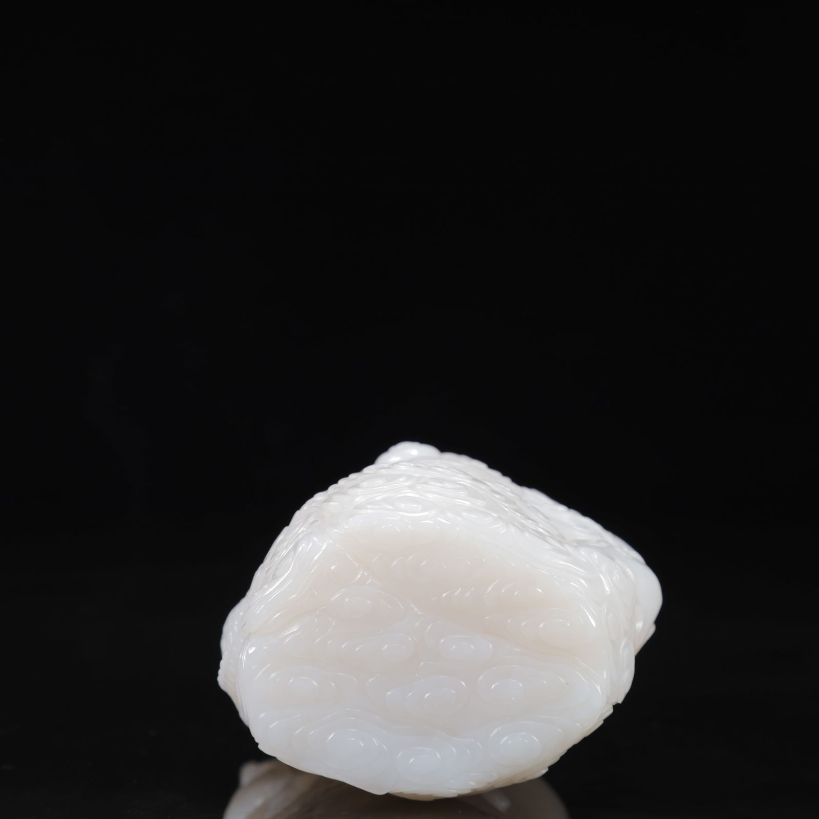 An Exquisite White Jade Dragon Pattern Vase - 12