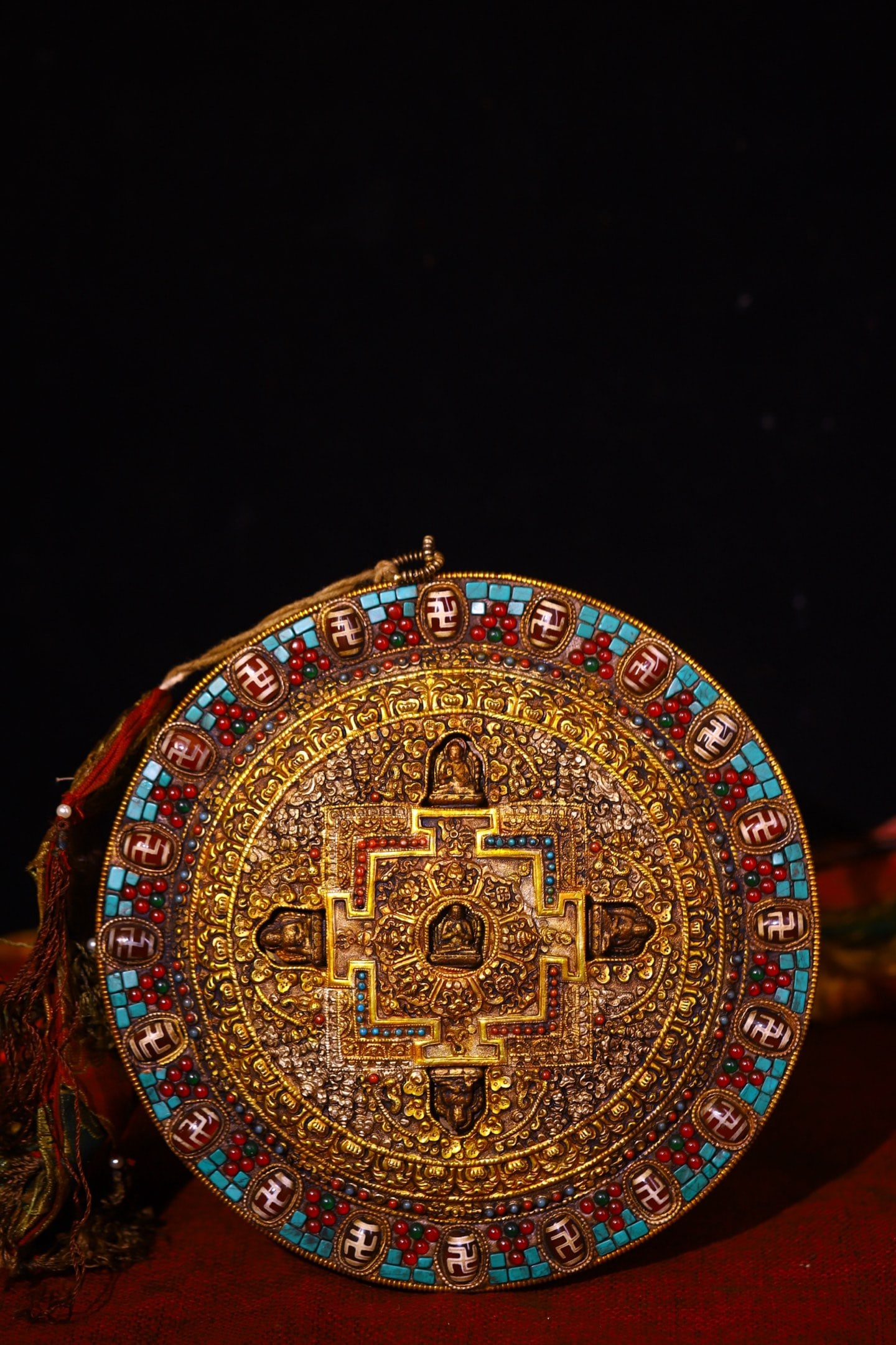 An Exquisite Silver Inlaid Dzi Bead and Turquoise Buddha Statue Tangka: An Exquisite Silver Inlaid Dzi Bead and Turquoise Buddha Statue Tangka,Qing Dynasty,China,Size:9.1inx7.9inx0.8in,Weight:530g 银嵌天珠和绿松石佛