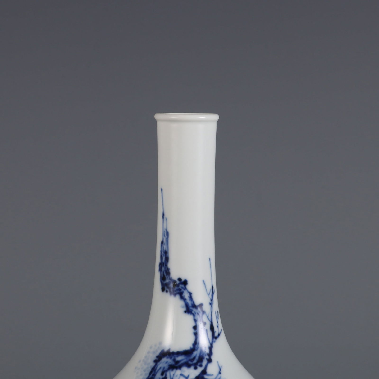 An Exquisite Blue and White Pine and Eagle Pattern Vase - 4
