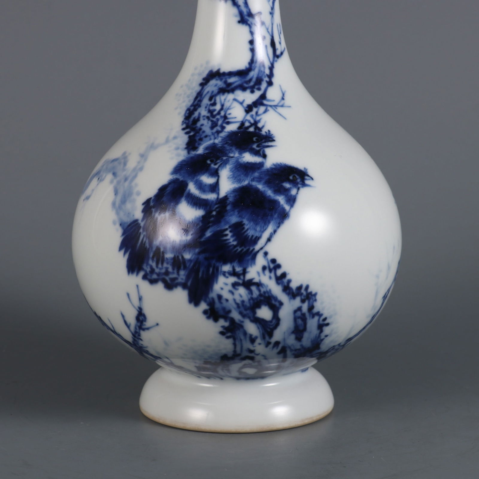 An Exquisite Blue and White Pine and Eagle Pattern Vase - 5
