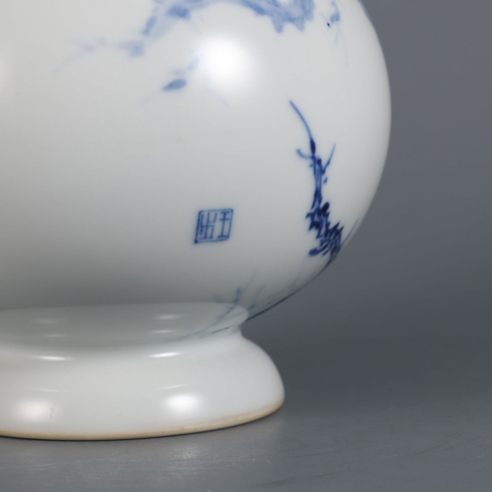 An Exquisite Blue and White Pine and Eagle Pattern Vase - 6