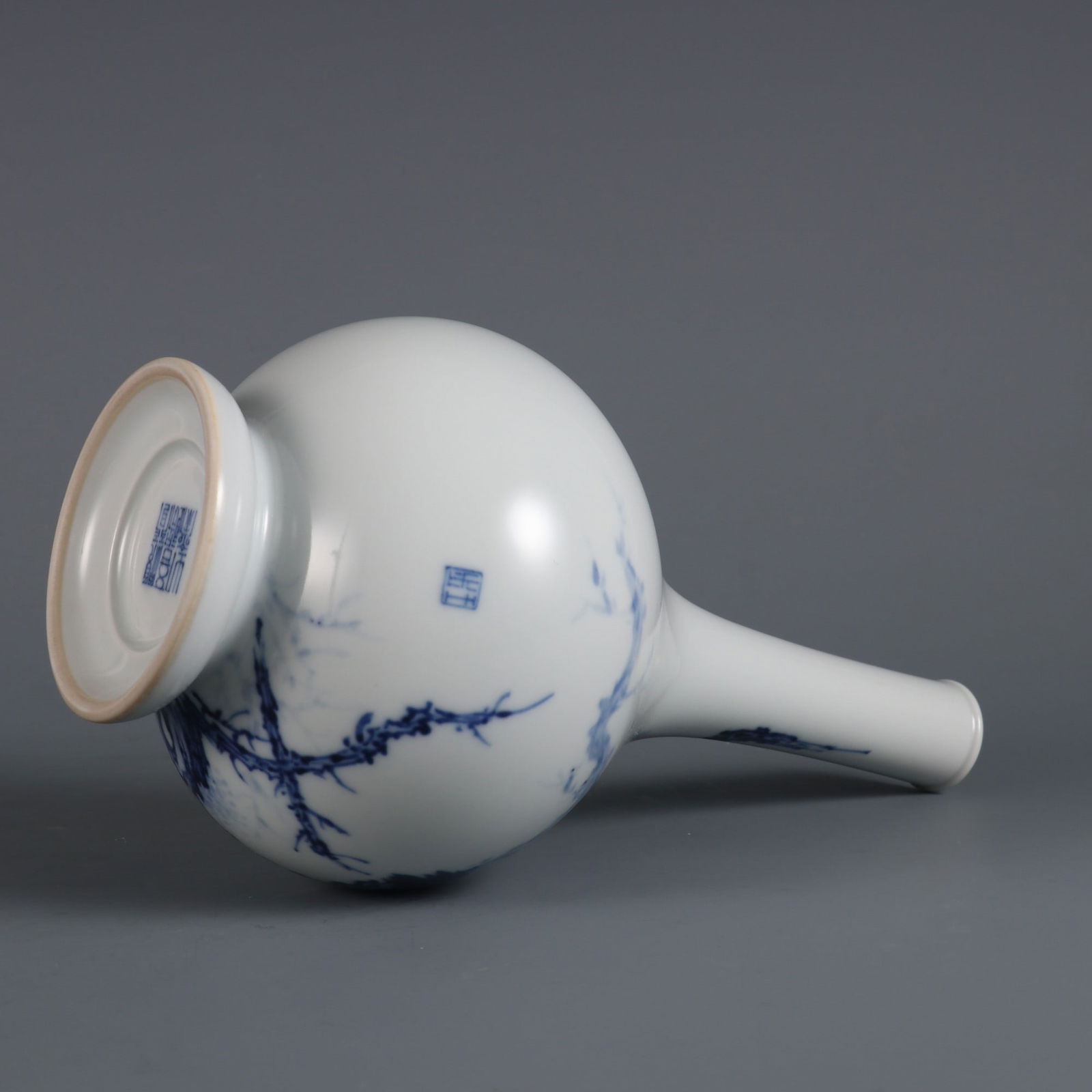 An Exquisite Blue and White Pine and Eagle Pattern Vase - 7