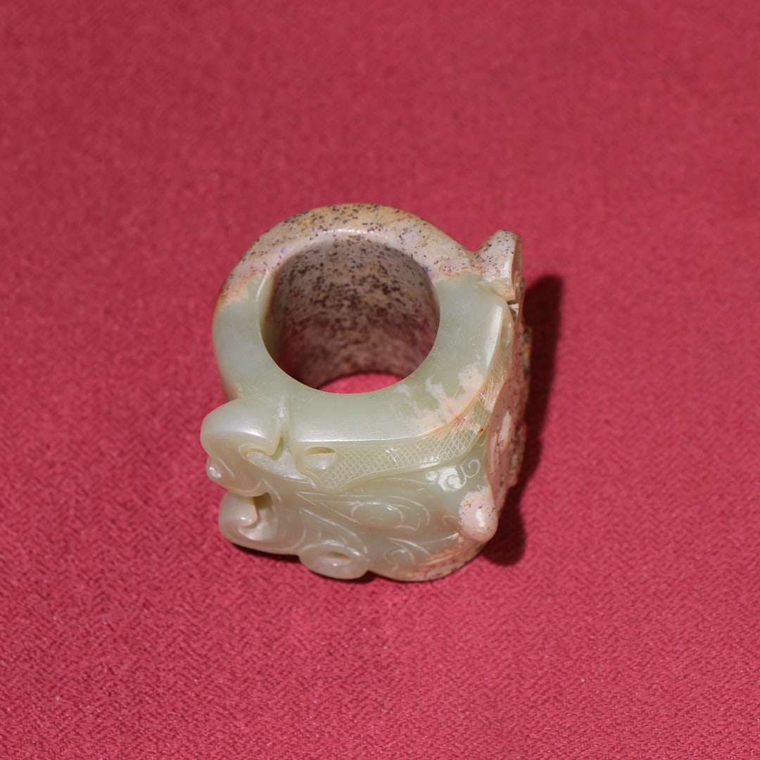An Exquisite White Jade Figure-Face Pattern Thumb Ring - 2