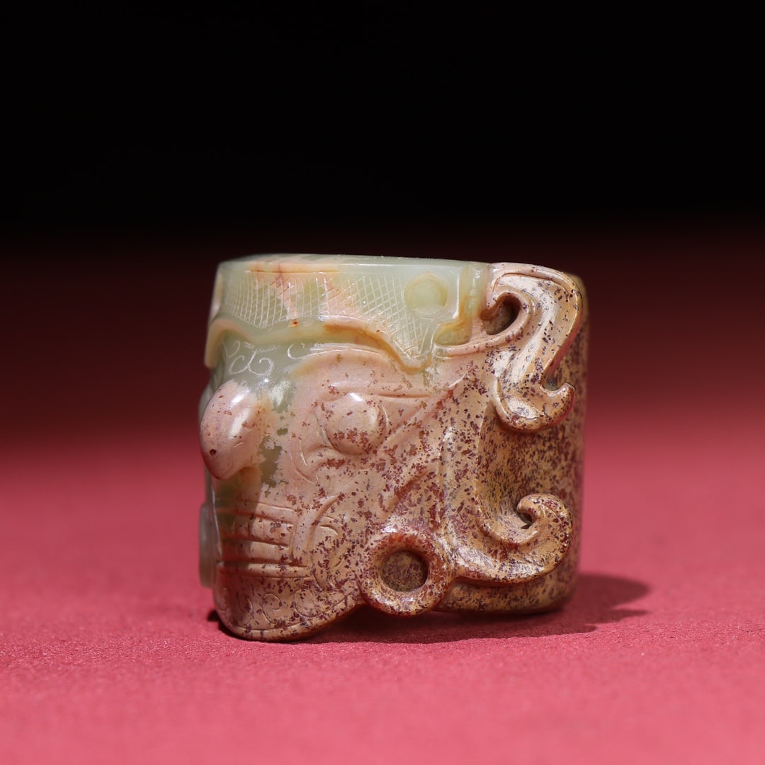An Exquisite White Jade Figure-Face Pattern Thumb Ring - 4