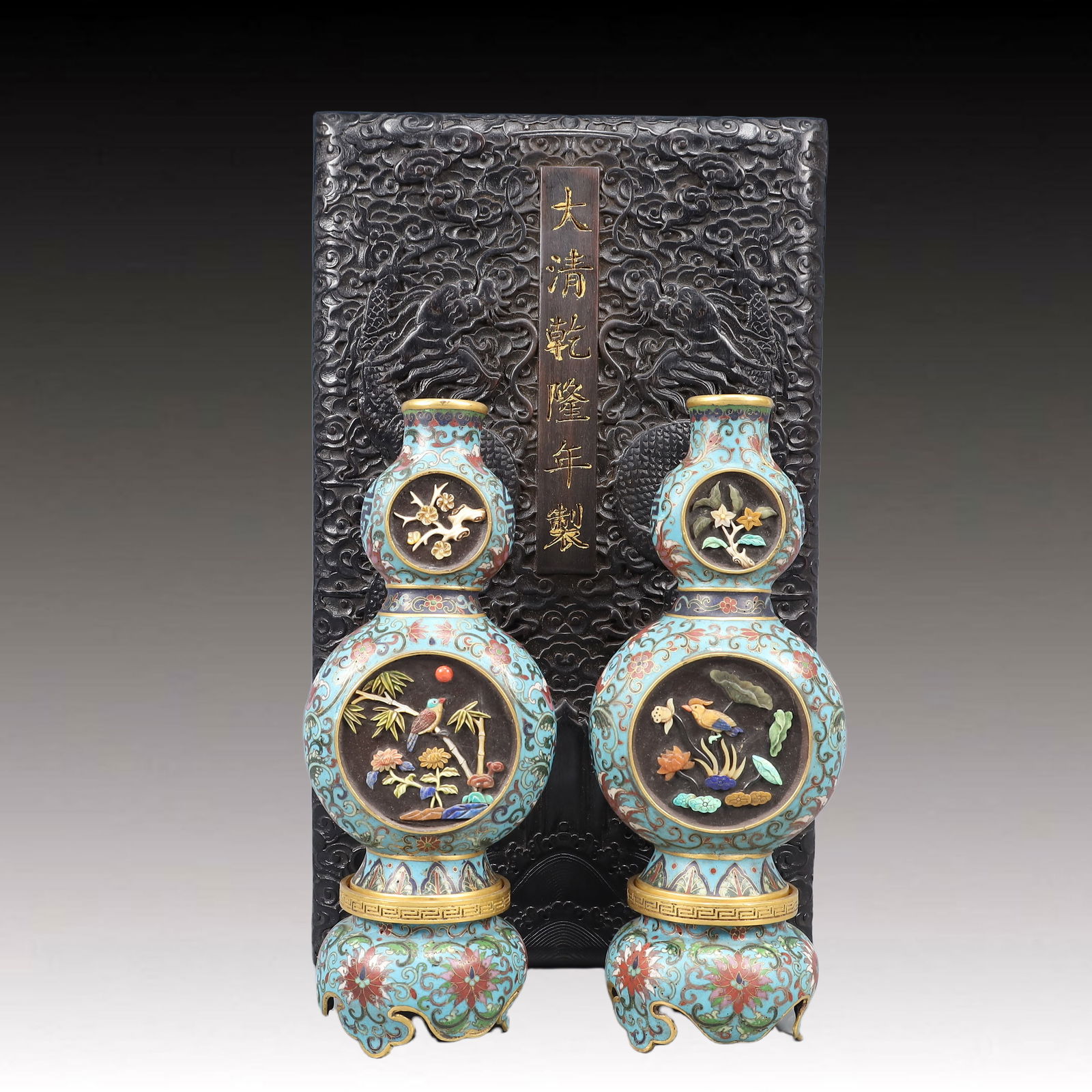 A Pair of Exquisite Cloisonne Flower and Bird Pattern Gourd-Shaped Vases,Inlaid Gems: A Pair of Exquisite Cloisonne Flower and Bird Pattern Gourd-Shaped Vases,Inlaid Gems,Qing Dynasty, China,Qianlong Four-character Mark,Size:3.9inx2.8inx10.2in,Weight:1550g 一对景Ė