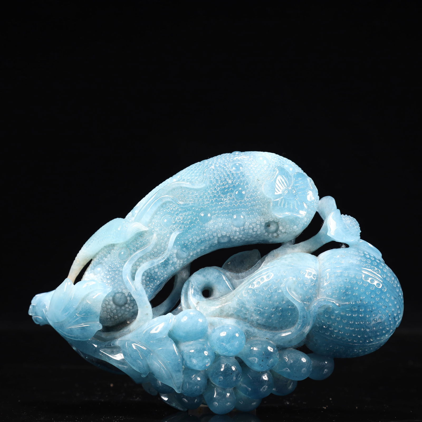 An Exquisite Aquamarine Gourd Ornament: An Exquisite Aquamarine Gourd Ornament,Qing Dynasty, China,Size:4.3inx1.2inx6.3in,Weight:600g 海蓝宝葫芦摆件,中国清代