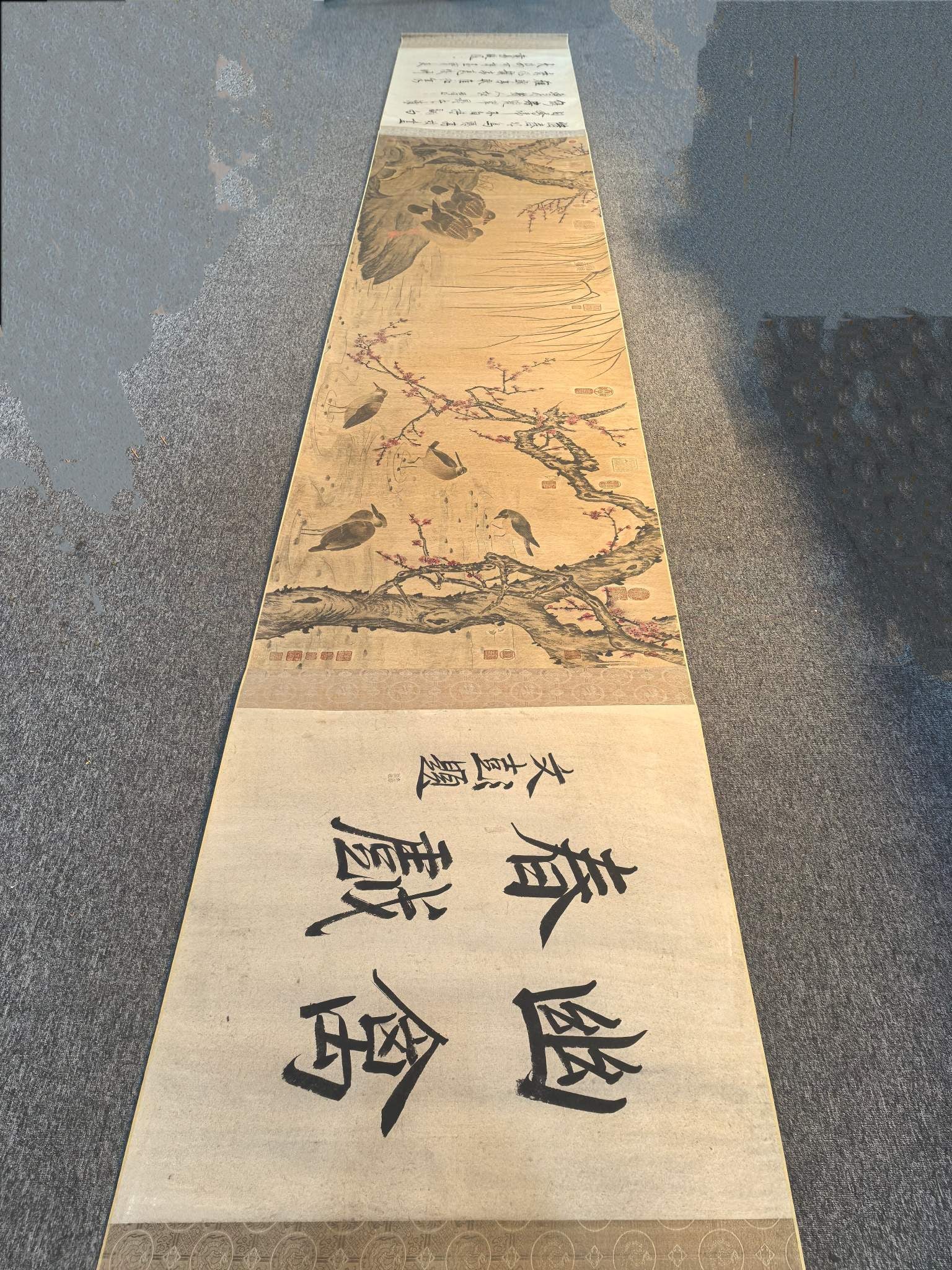 A Chinese Hand Scroll Ink Painting of Flower and Bird on Paper: A Chinese Hand Scroll Ink Painting of Flower and Bird on Paper,Xu Chongsi,Size:31.5inx236.2in 一幅中国水墨花鸟画手卷,徐崇&