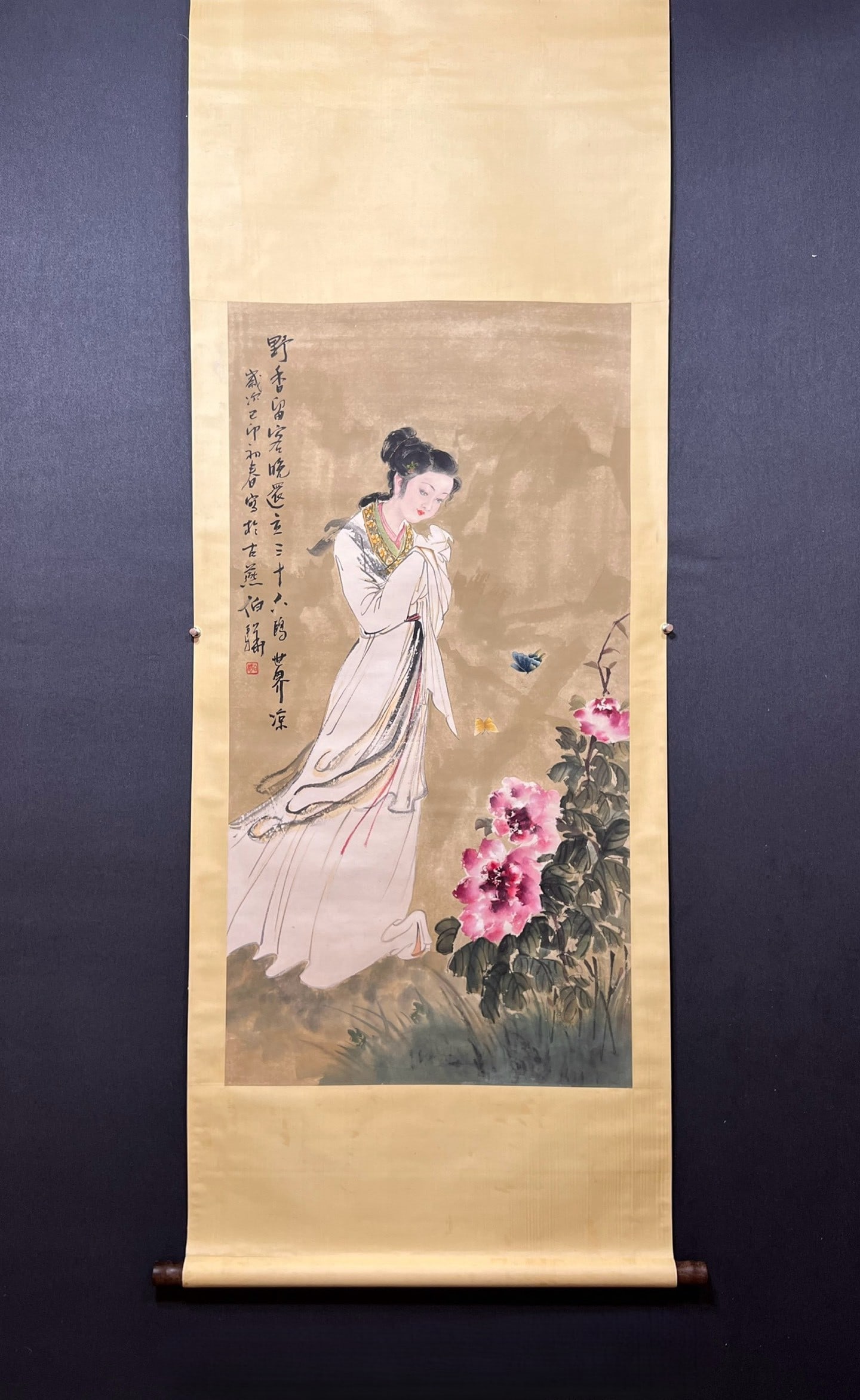 A Chinese Vertical Scroll Ink Painting of Figure on Paper (1 of 9)