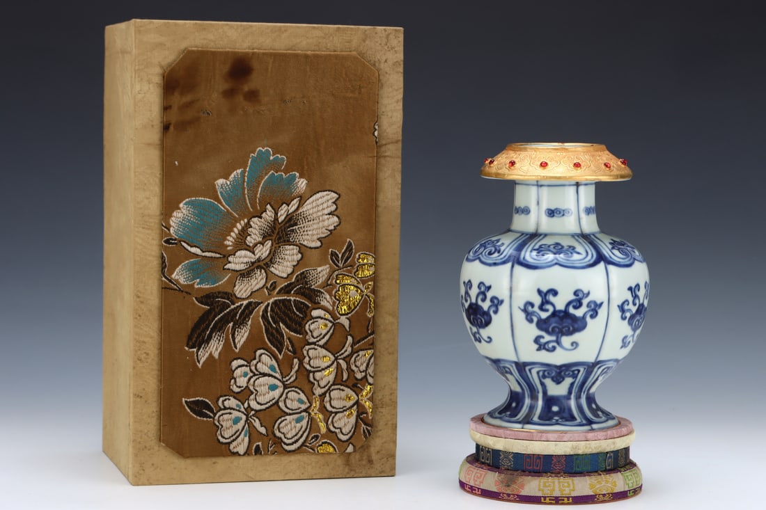 An Exquisite Blue and White Cover with Gold Auspicious Cloud Pattern Vase,Inlaid Gems (1 of 8)