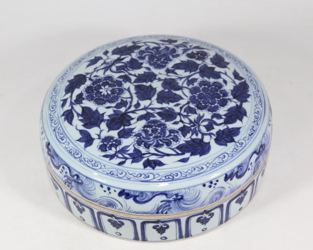 An Exquisite Blue and White Lotus Pattern Box: An Exquisite Blue and White Lotus Pattern Box,Yuan Dynasty,China,Size:4.7inx12.8in 青花缠枝莲纹盒,中国元代