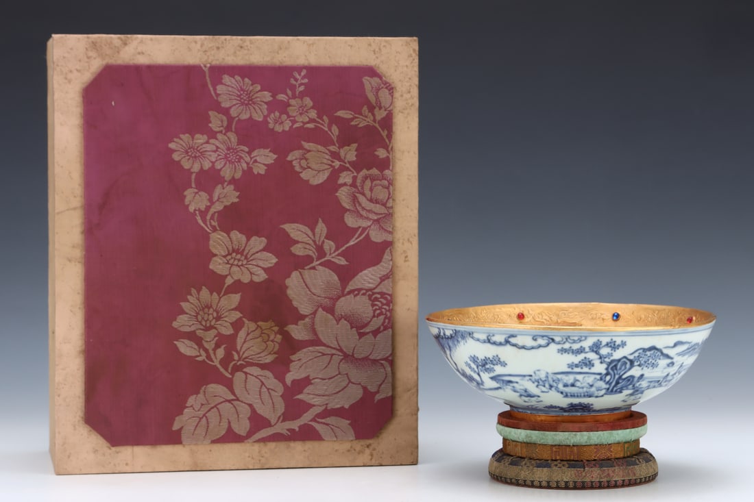 An Exquisite Blue and White Cover with Gold Figure and Story Pattern Bowl: An Exquisite Blue and White Cover with Gold Figure and Story Pattern Bowl,Ming Dynasty,China,Xuande Six-Character Mark,Size:3inx8in 青花包金人物故事 