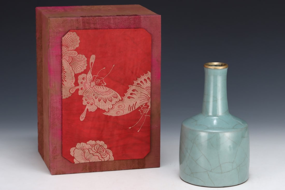 An Exquisite Guan yao Celadon Glazed Cover with Gold Vase (1 of 8)