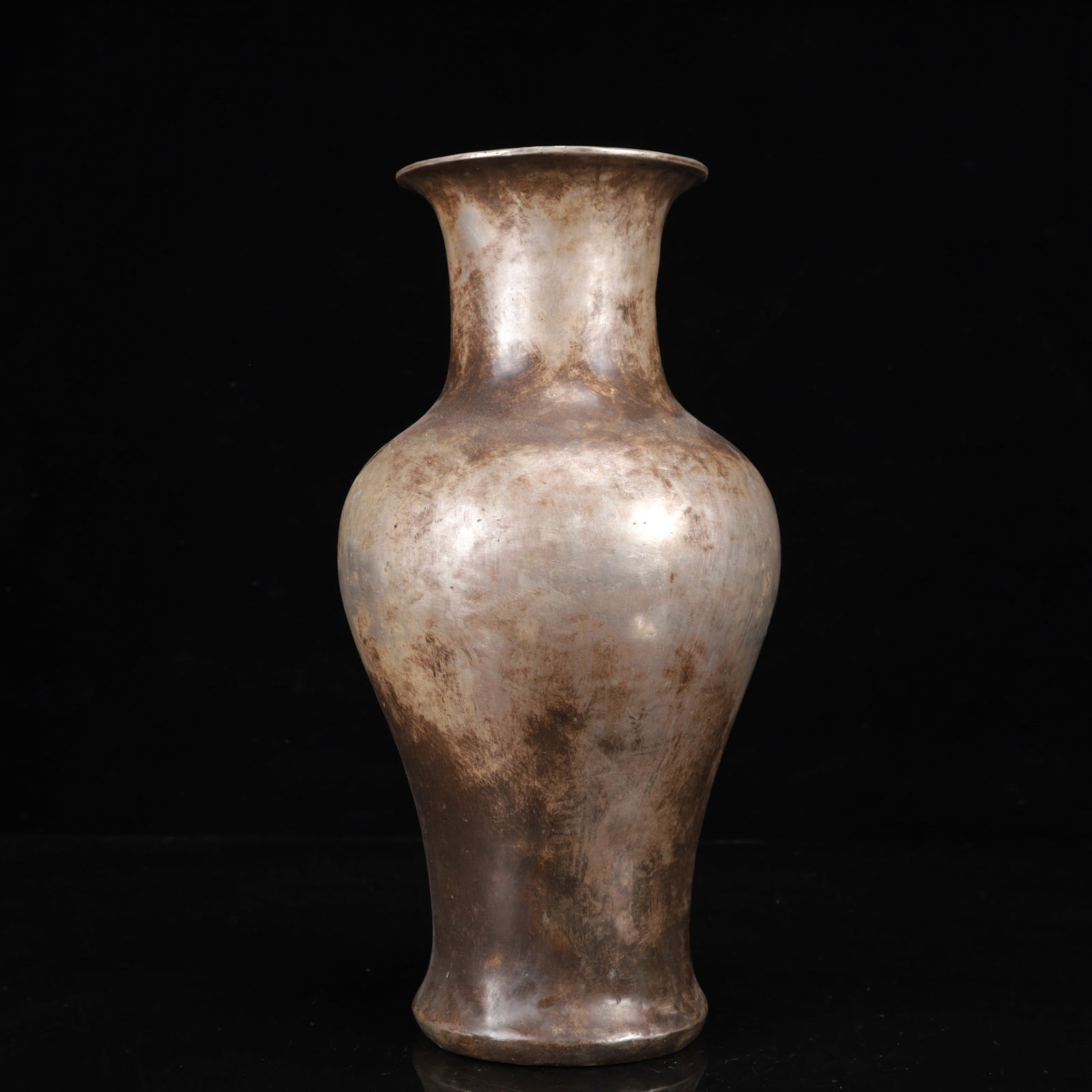 An Exquisite Silver Vase (1 of 8)