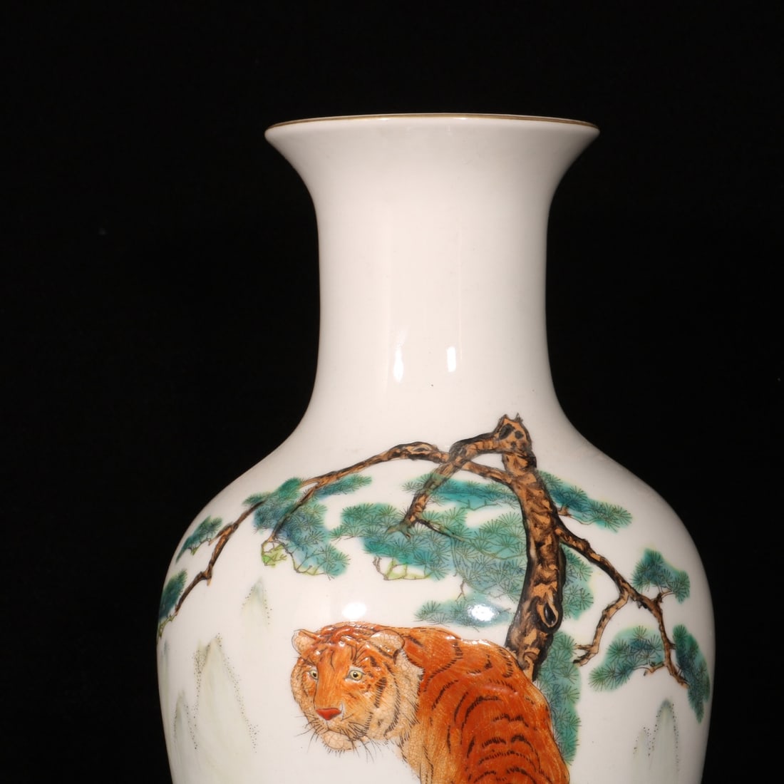 An Exquisite Enamel Pine and Tiger Pattern Vase - 3