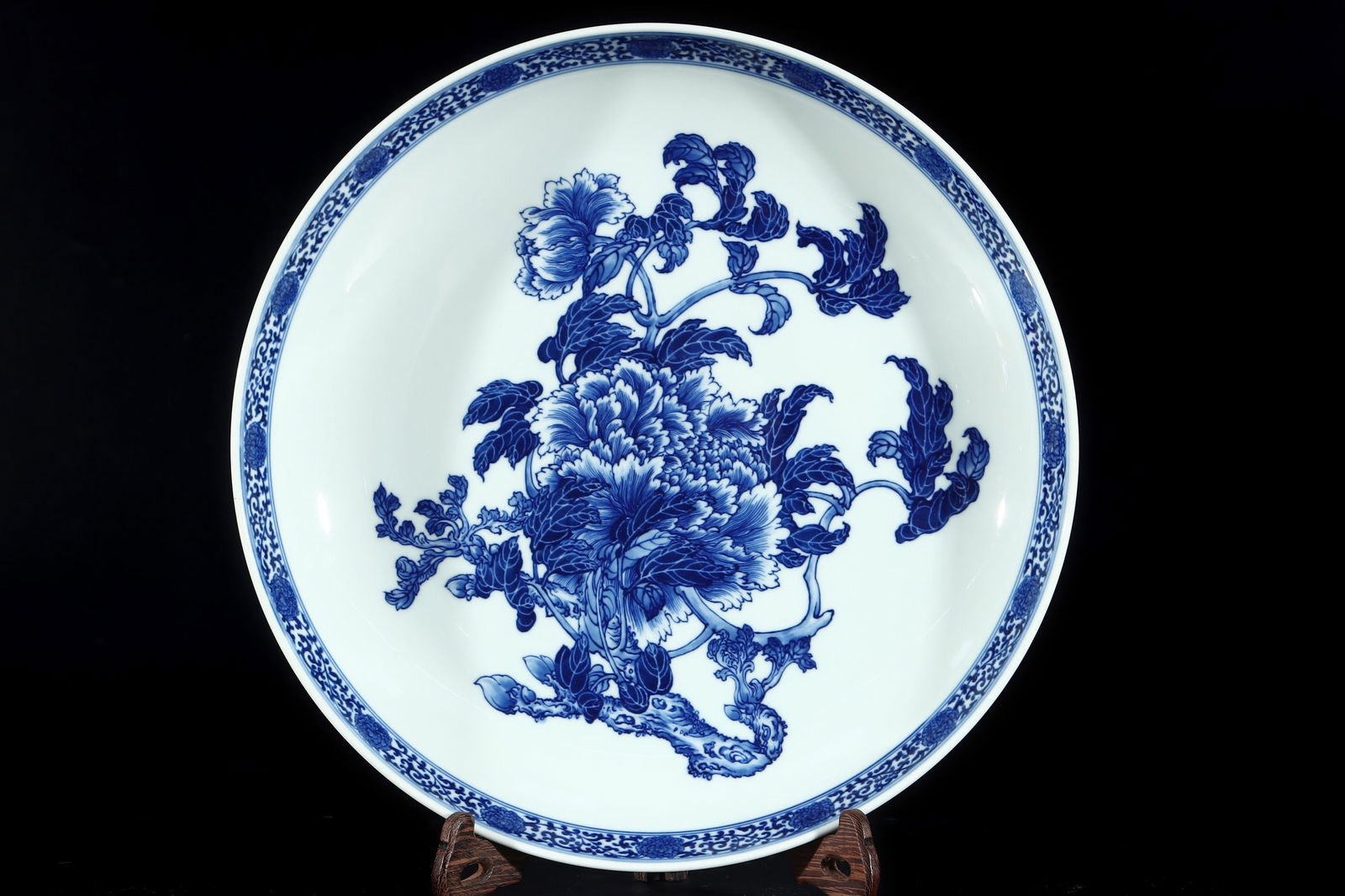 An Exquisite Blue and White Peony Pattern Plate: An Exquisite Blue and White Peony Pattern Plate,the Republic of China,With Mark,Size:2.6inx13.1in 