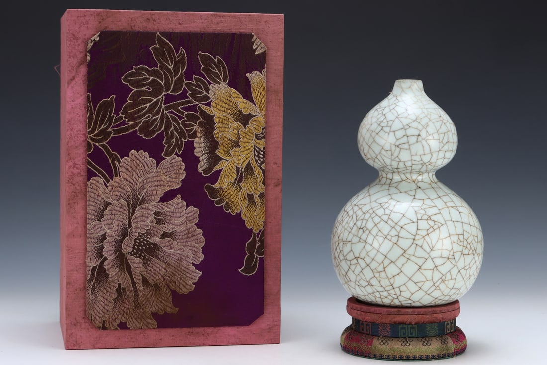 An Exquisite Guan yao White Glazed Gourd-Shaped Vase: An Exquisite Guan yao White Glazed Gourd-Shaped Vase,Song Dynasty, China,Size:9.1inx6in 官窑白釉葫芦瓶,中国宋代