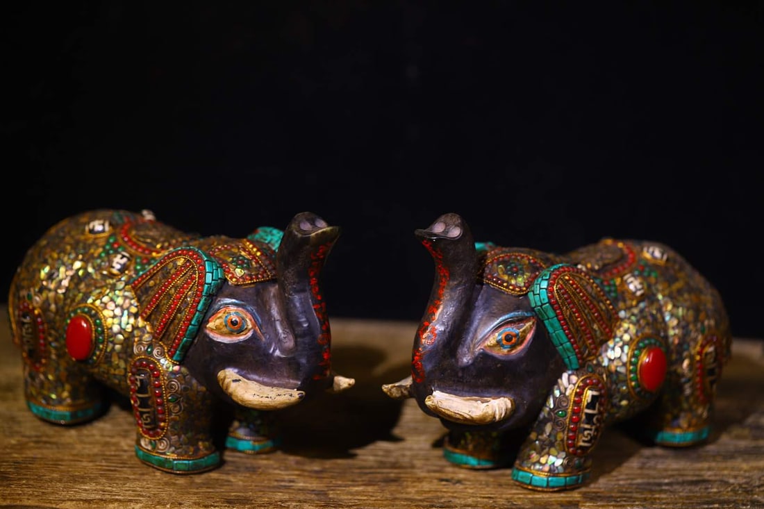 A Pair of Rare Meteorite Inlaid Dzi Bead and Turquoise Statues of Ganesh: A Pair of Rare Meteorite Inlaid Dzi Bead and Turquoise Statues of Ganesh,Size:5.1inx7.9in,Weight:5500g 一对陨石嵌天珠和绿松石象&