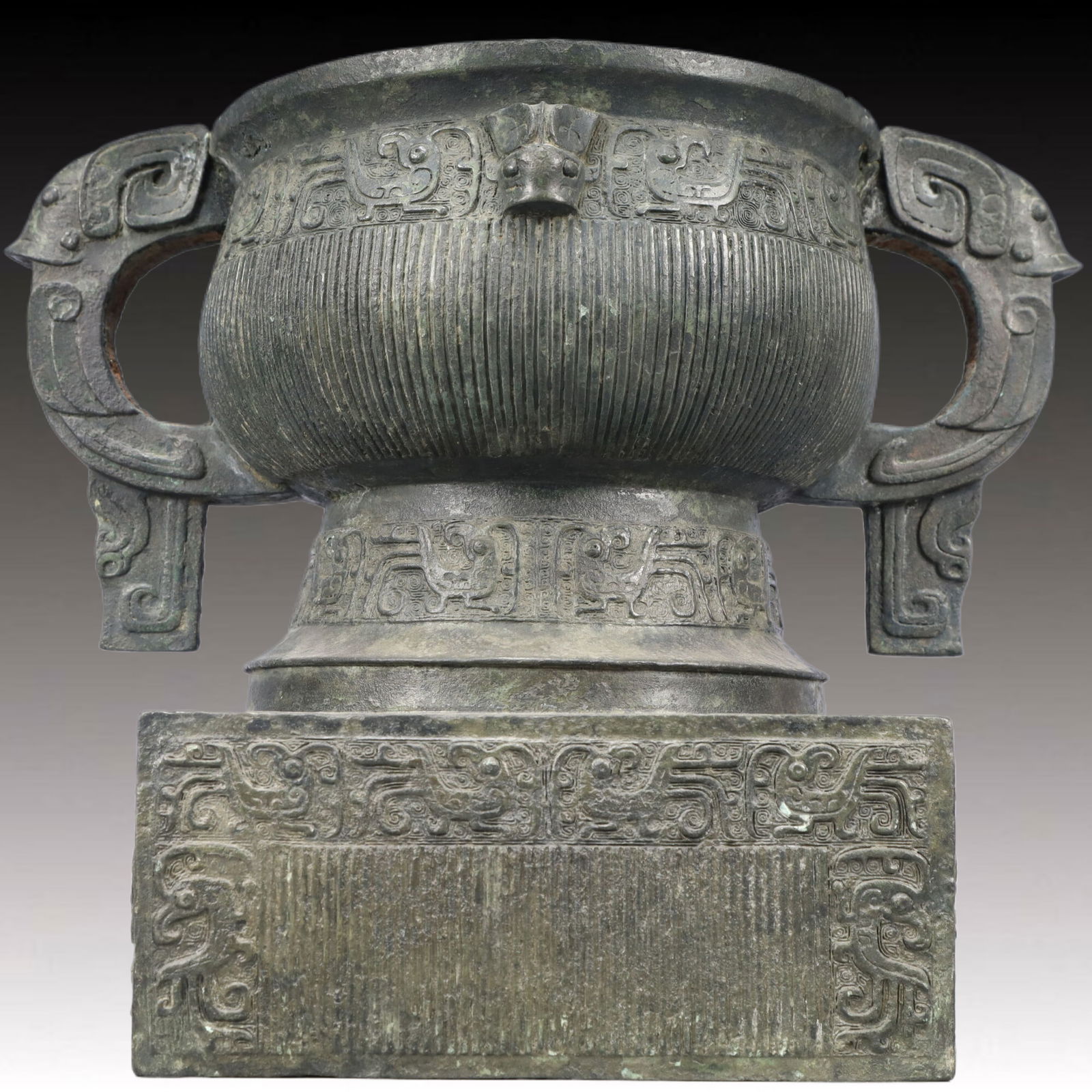 A Rare Bronze Auspicious Bird Pattern Double-Ears Censer: A Rare Bronze Auspicious Bird Pattern Double-Ears Censer,Ancient Time, China,Size:14.6inx9.1inx30 ;Weight:9.2kg 青铜神鸟纹双耳香炉，中