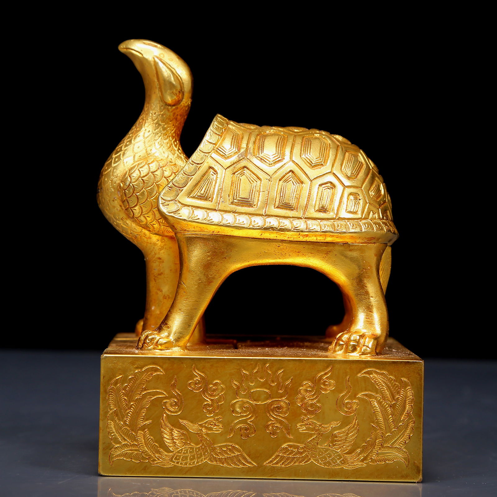 An Exquisite Gilt Bronze Auspicious Beast Seal: An Exquisite Gilt Bronze Auspicious Beast Seal，Qing Dynasty, China，Size:4.1inx5.7in，Weight:4965g 铜鎏金瑞兽印章，清代
