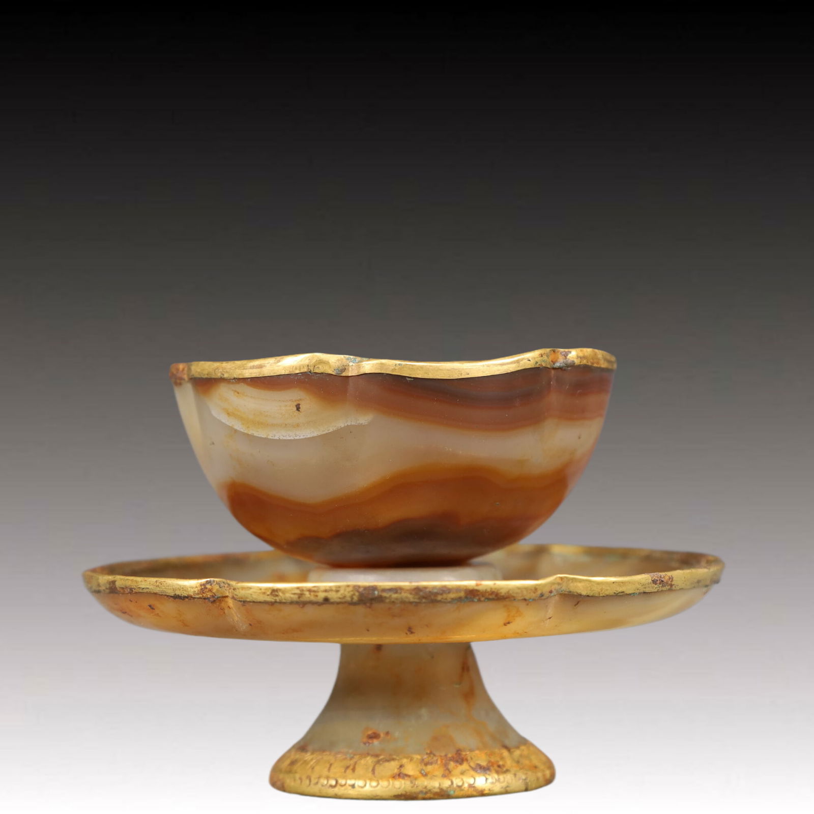 An Exquisite Agate Cover with Gold Cup: An Exquisite Agate Cover with Gold Cup,Qing Dynasty, China,Size:4.9inx3.5in,Weight:250g 玛瑙包金杯，中国清代
